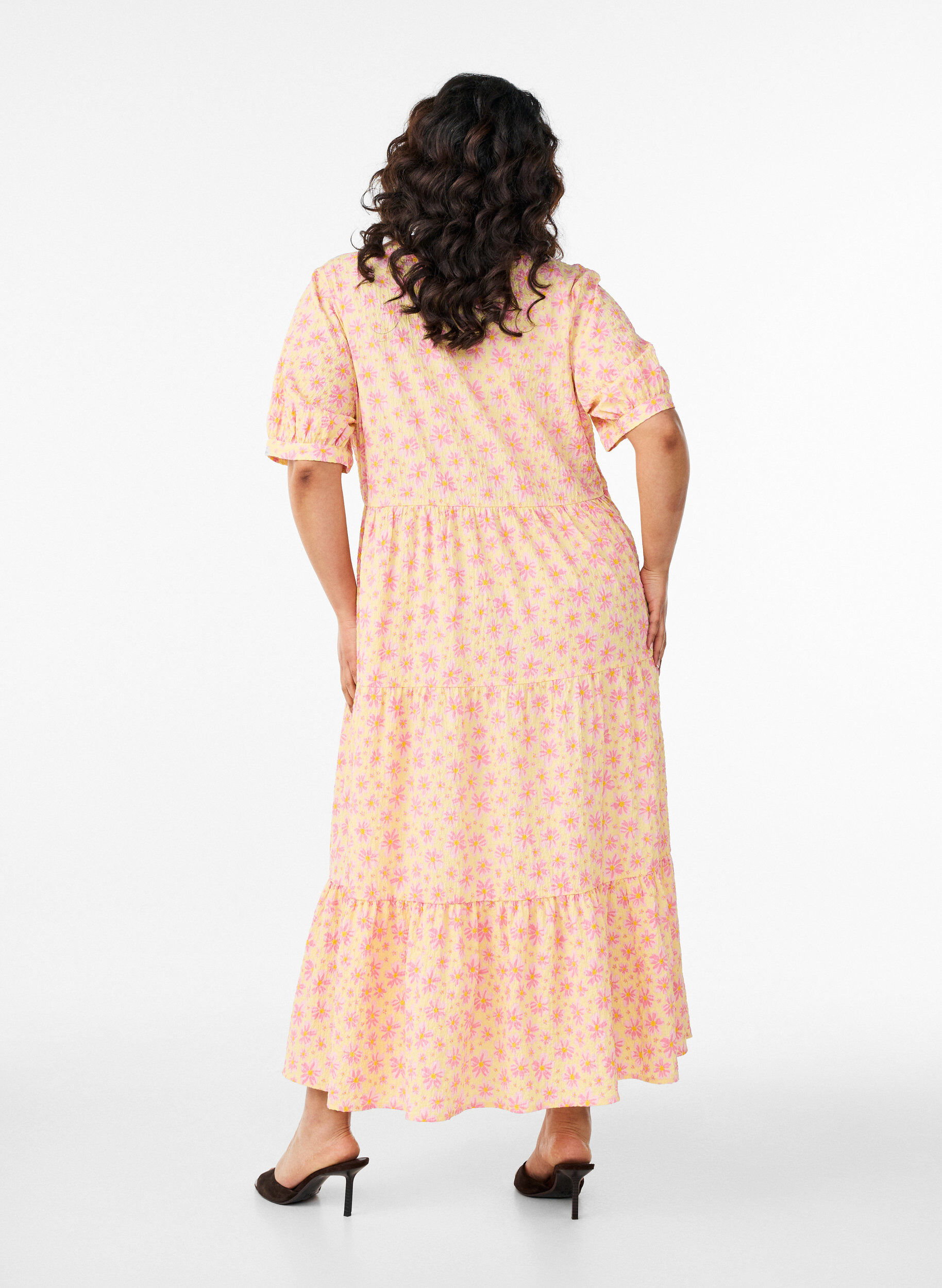 ZizziSukienka do kostek z kr&oacute;tkimi rekawami i warstwowymi falbankami, Ż&oacute;łty, Model image number 1