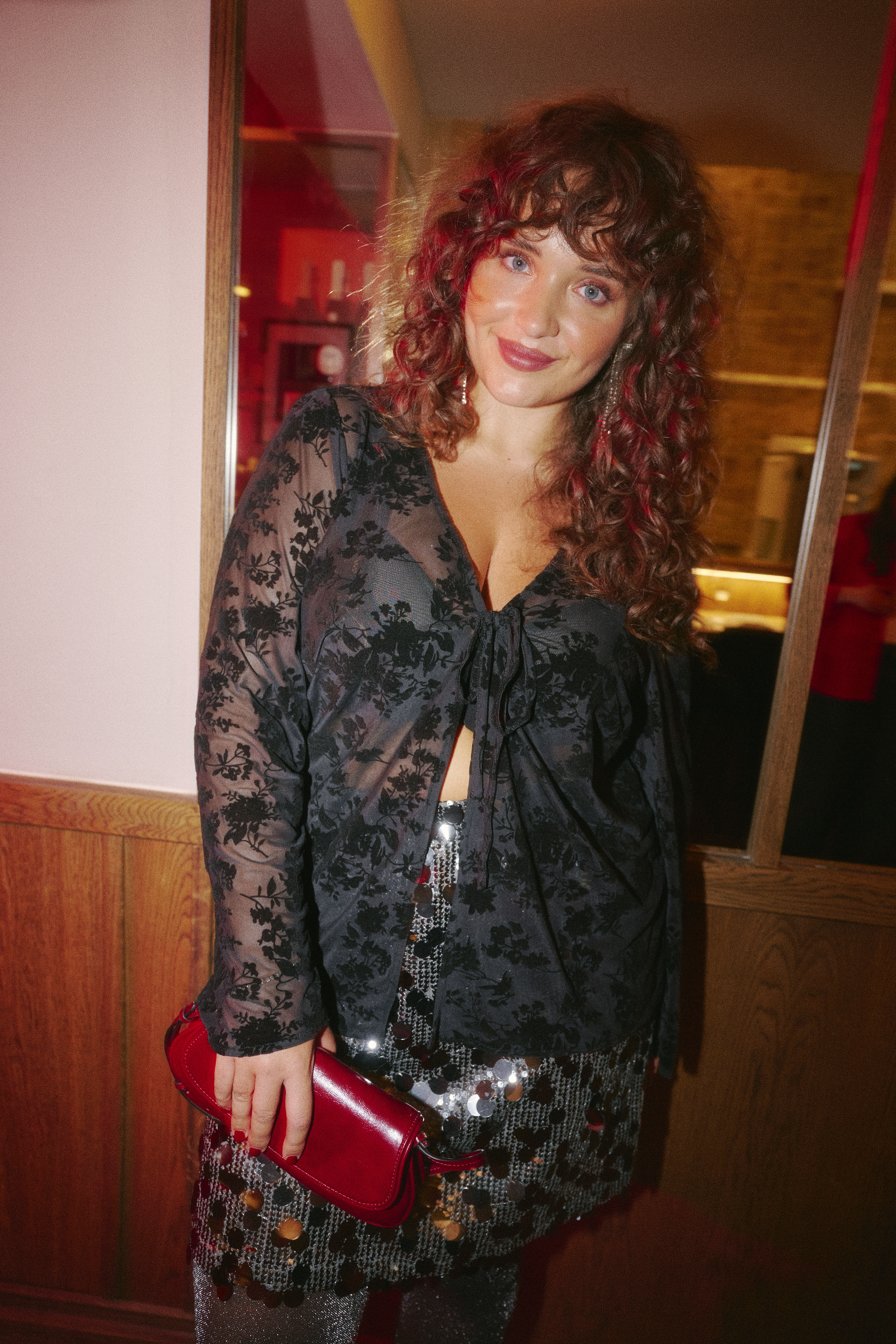 ZizziMroczny glamour z błyskami, , Model
