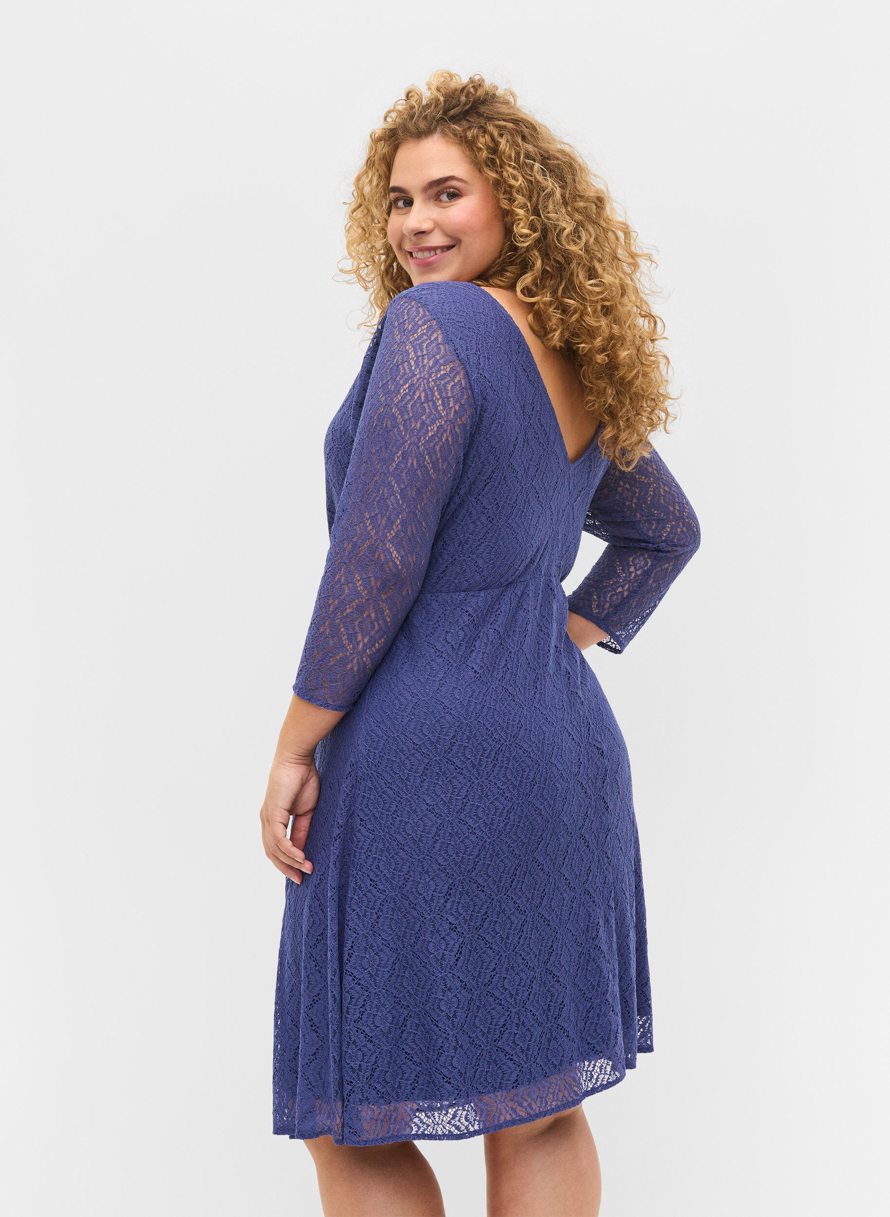 Zizzi V-neck lace dress with 3/4 sleeves, Blue, Model image number 2