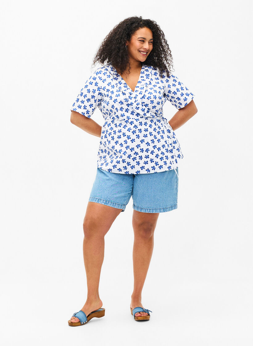 Bawelniana kopertowa bluzka w kwiaty, B.White/Small Flower, Model image number 2