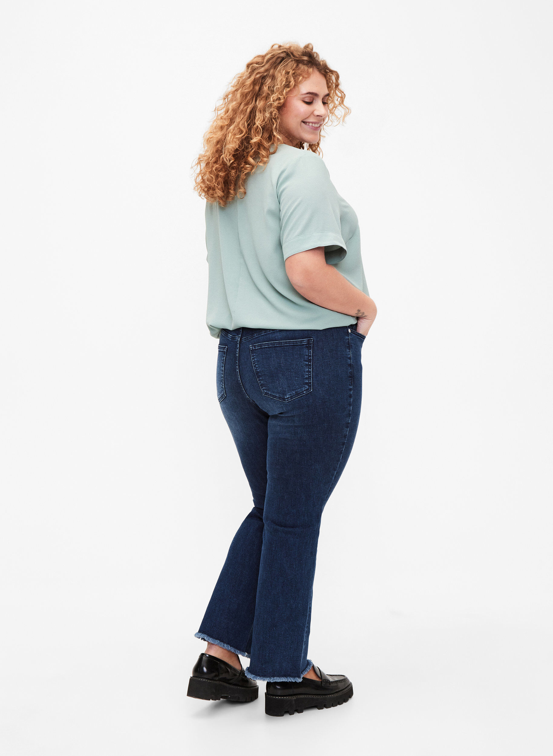 Zizzi Jeansy Ellen typu bootcut z niewykonczonym brzegiem, Blue denim, Model image number 1