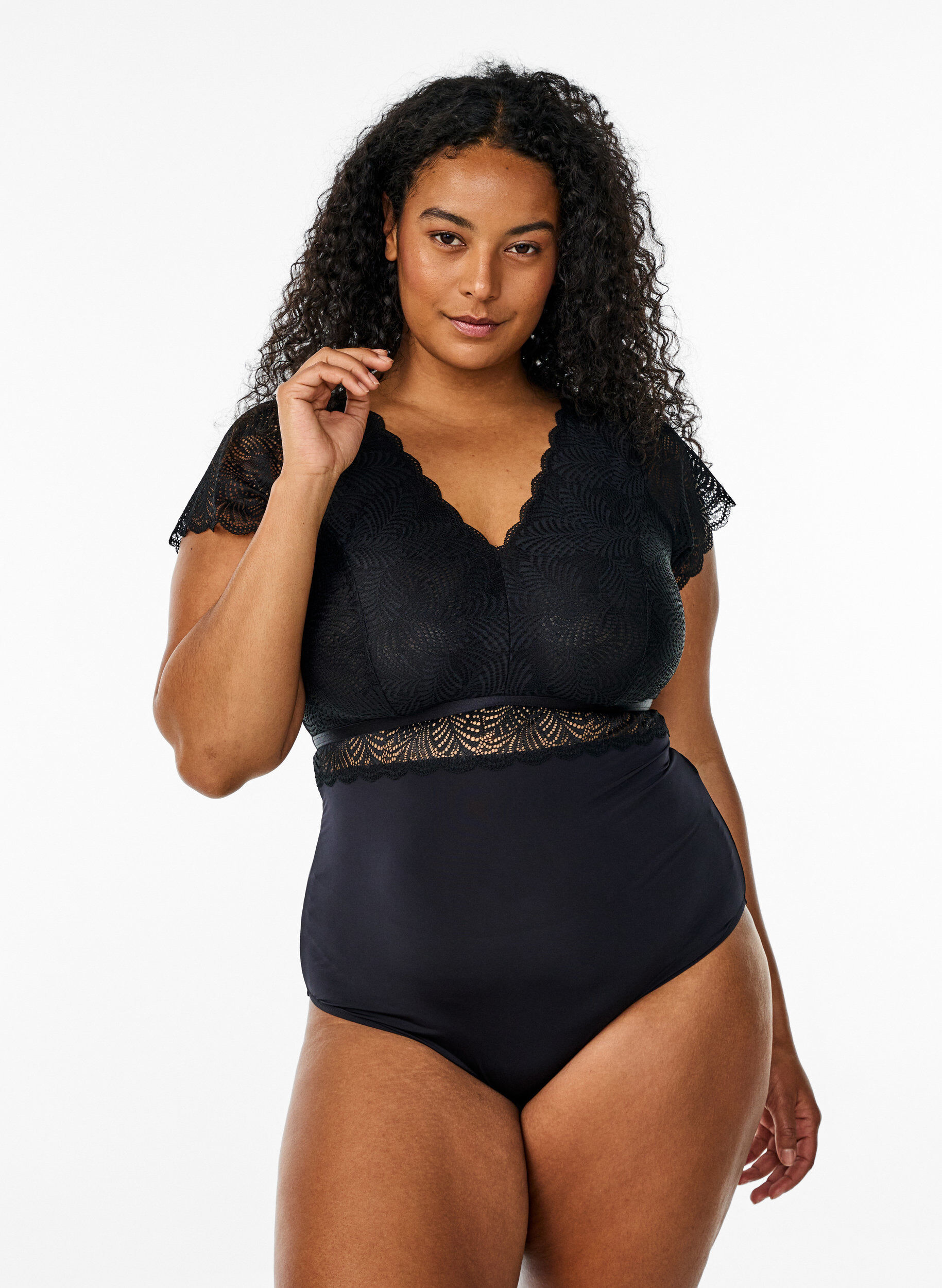 Body z koronka i kr&oacute;tkim rekawem, Czarne, Model