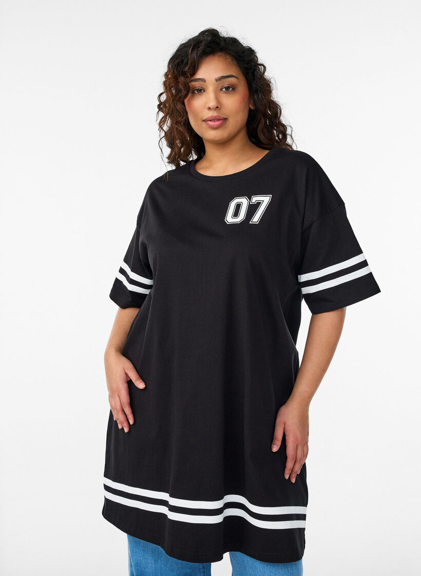 Kr&oacute;tka sukienka koszulkowa ze sportowymi detalami, Czarne, Model image number 0