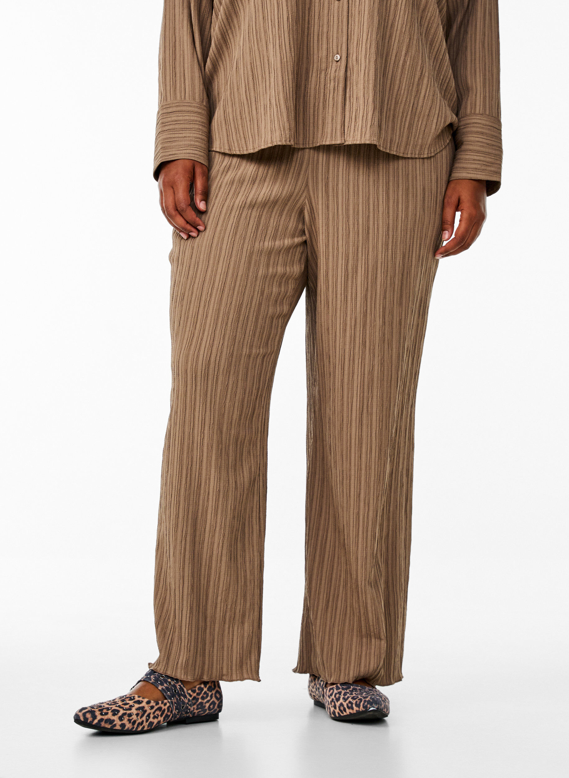 Zizzi FLASH &ndash; Spodnie z wysokim stanem i szerokimi nogawkami, Brązowy, Model image number 2