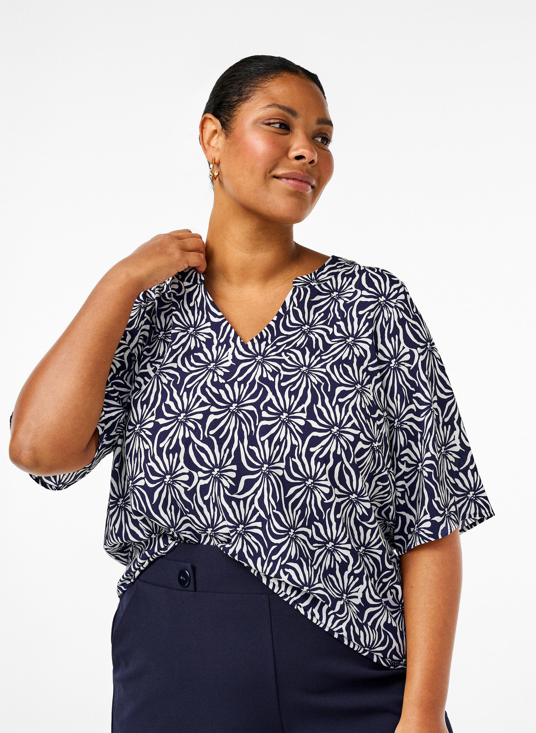 Zizzi Bluzka z dekoltem w szpic i kwiatowym wzorem, White Blue Flower, Model image number 0