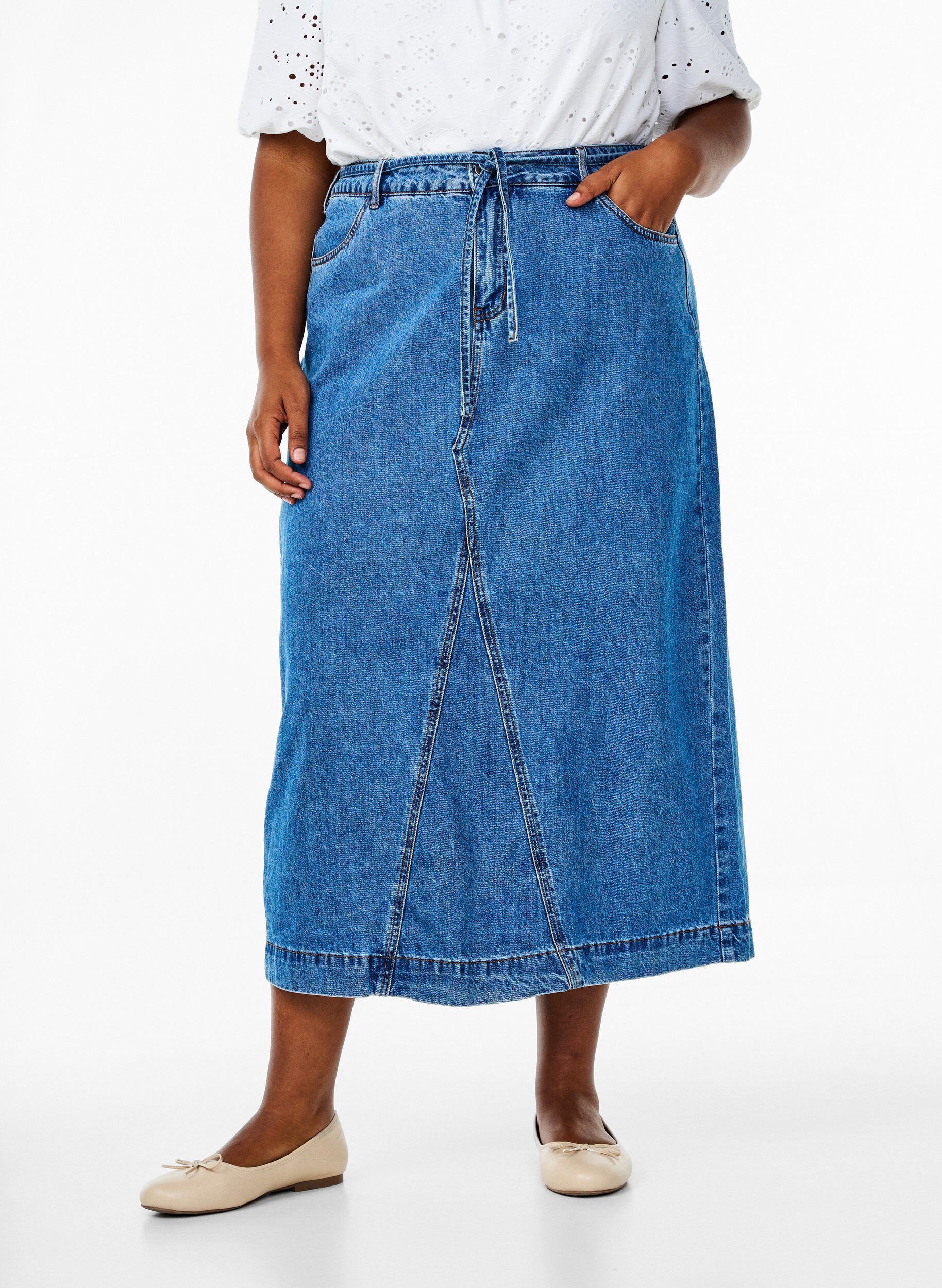 Zizzi Dzinsowa sp&oacute;dnica maxi z wiazanym paskiem, Blue Denim, Model image number 2