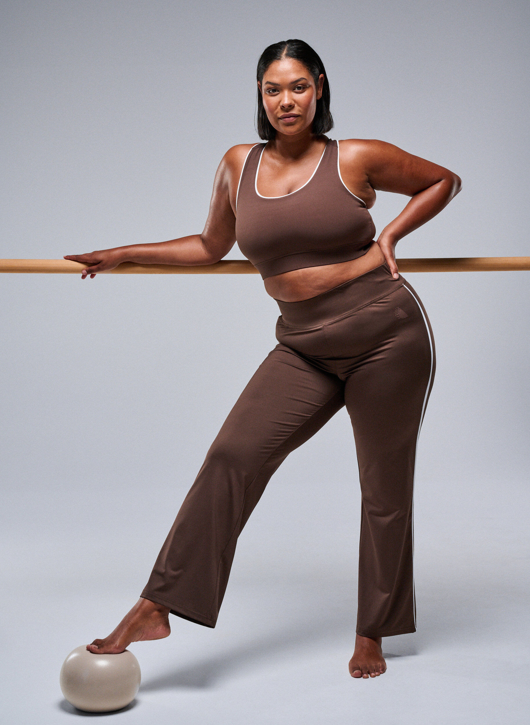 Zizzi Rozkloszowane spodnie treningowe z kontrastowa lam&oacute;wka, Brązowy, Image image number 0