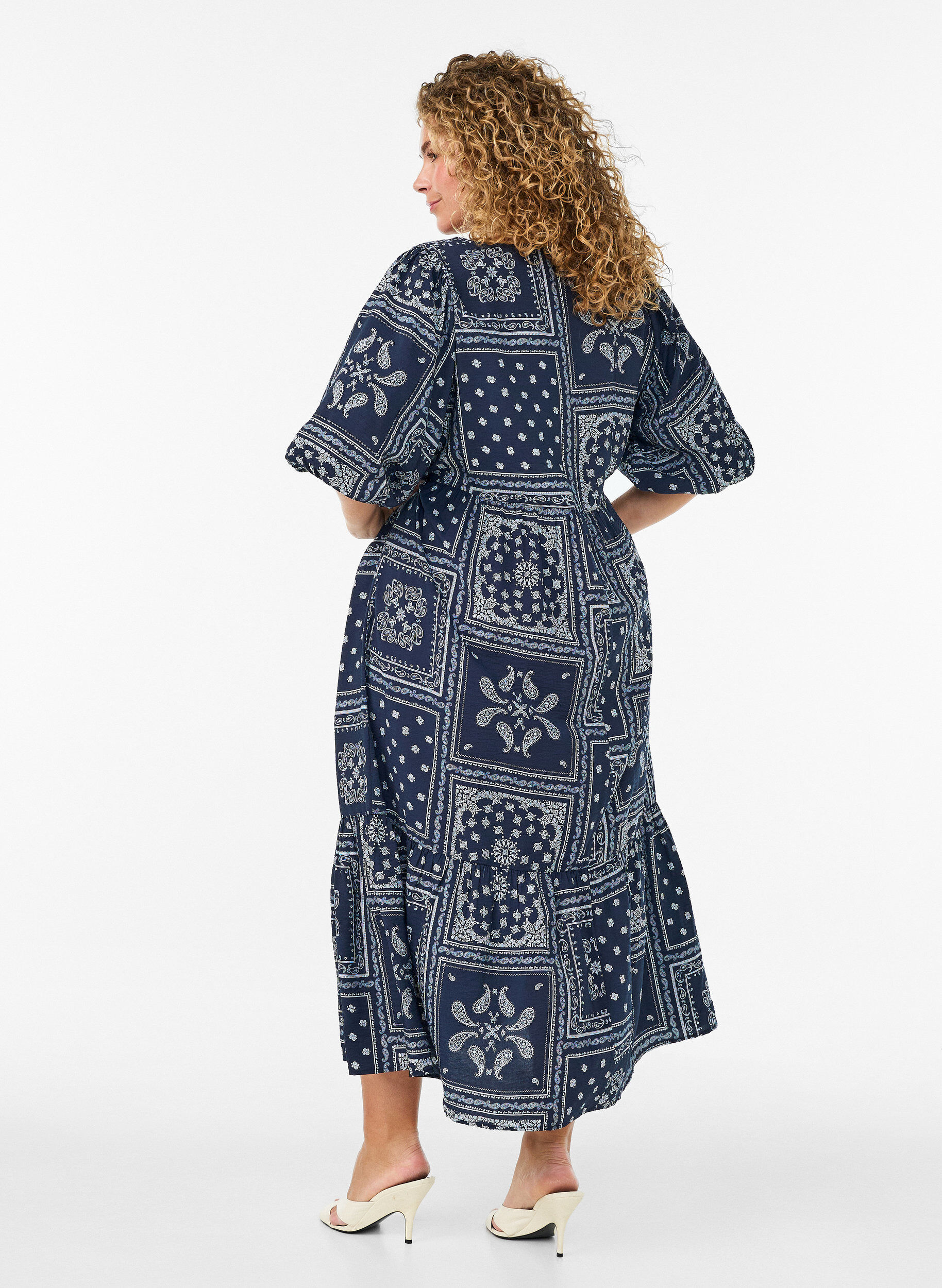 ZizziSukienka siegajaca kostek z wiskozy z nadrukiem paisley i kr&oacute;tkimi rekawami, Niebieskie, Model image number 1