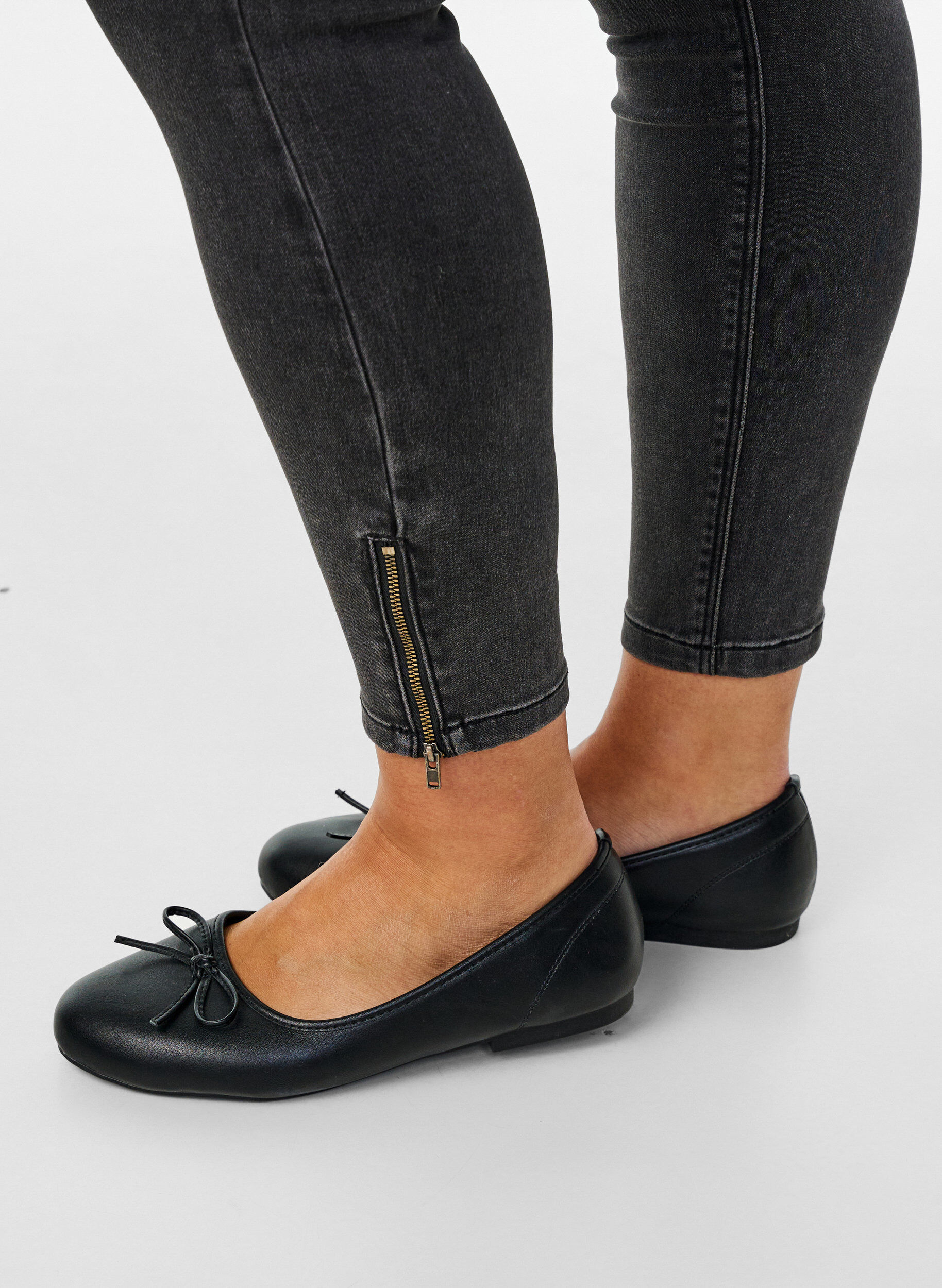 Zizzi Jeansy Amy nad kostke z suwakiem, Szary, Model image number 4