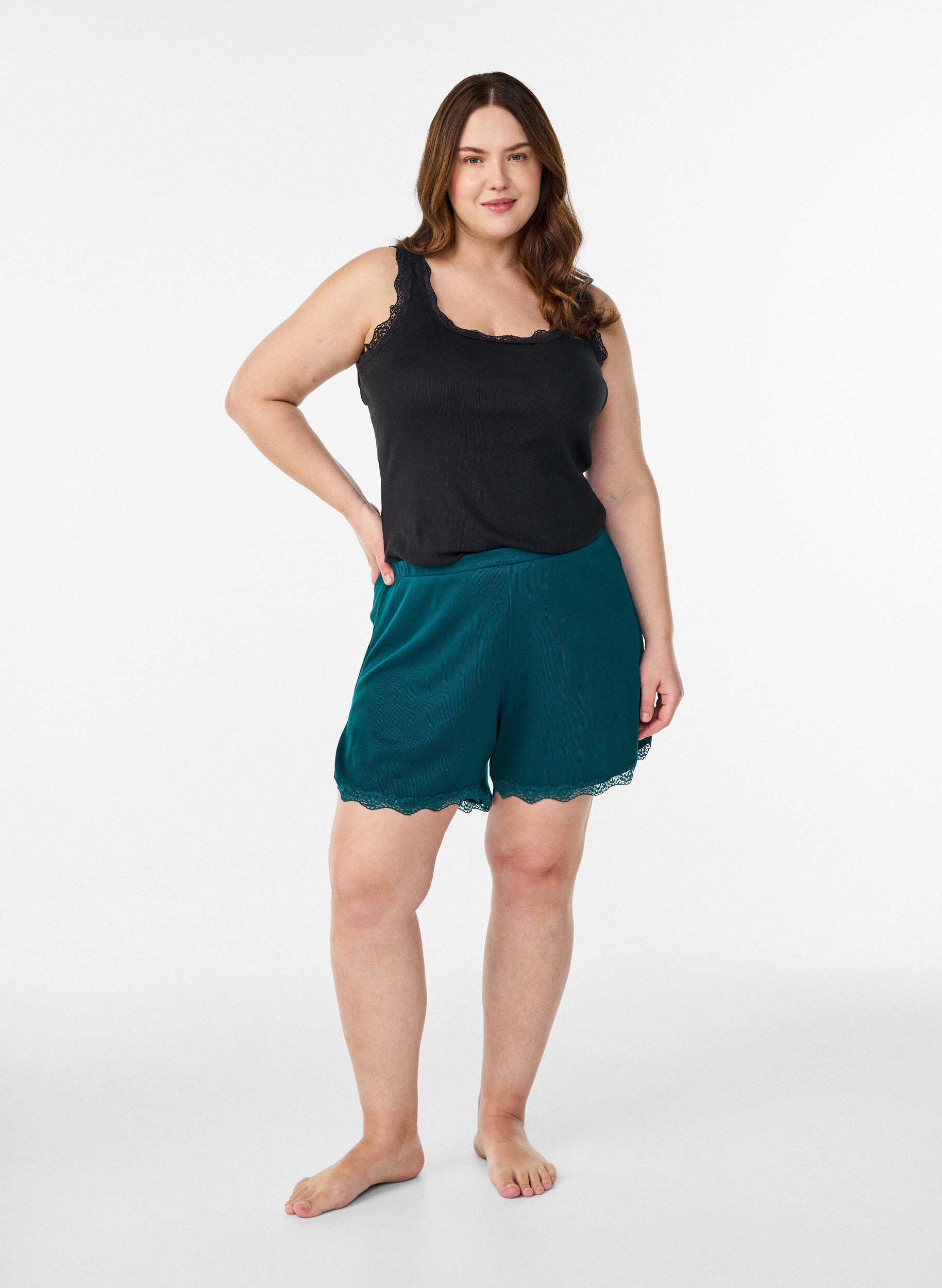 Zizzi Luzne nocne szorty o prazkowanej fakturze i koronkowym wykonczeniu, Zielony, Model image number 1