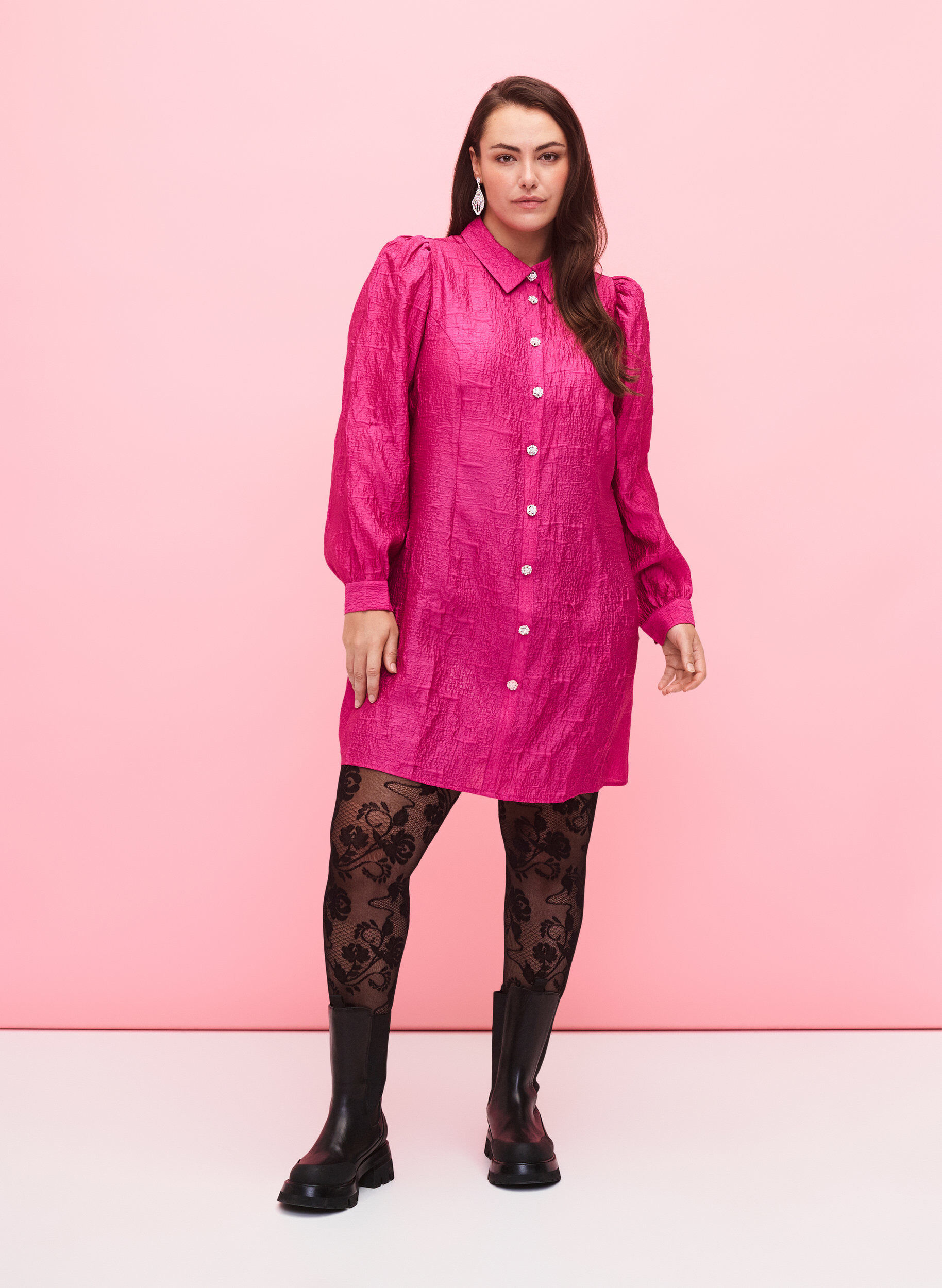 Zizzi Sukienka koszulowa z faktura i perlowymi guzikami, Cactus Flower, Model image number 3