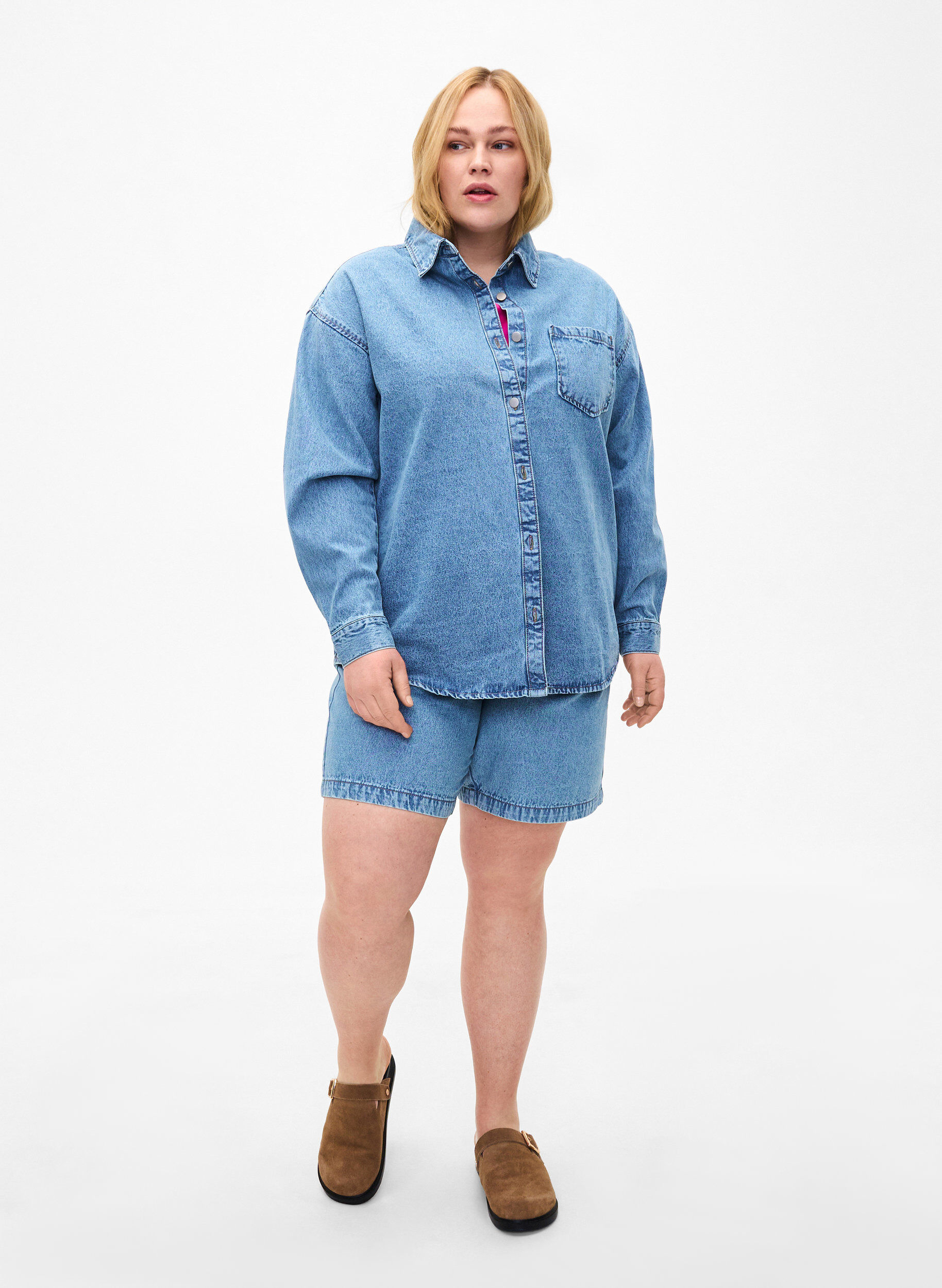 Zizzi Luzna koszula dzinsowa z kieszenia na piersi, Light blue denim, Model image number 3