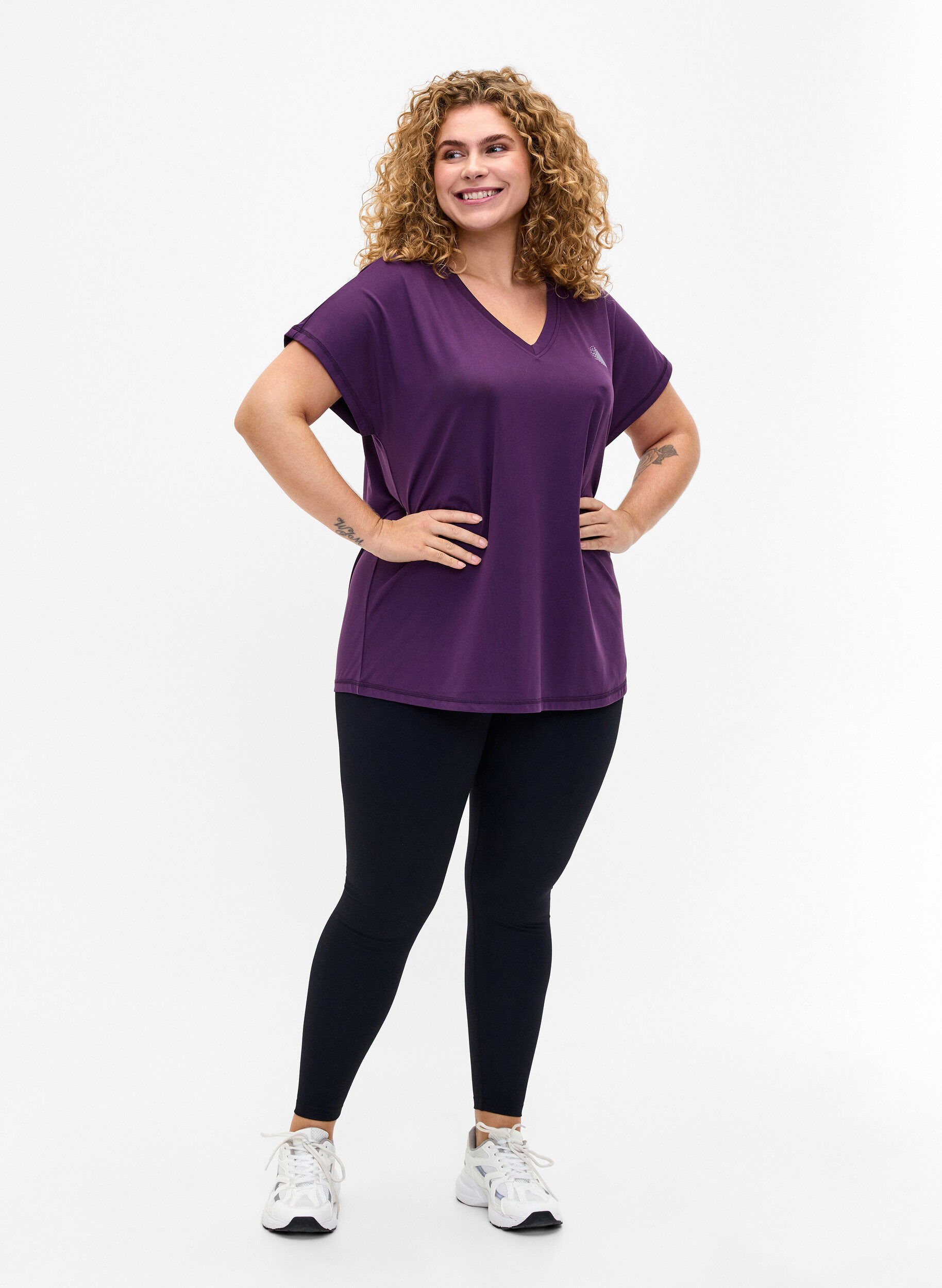 Zizzi Luzna koszulka treningowa z dekoltem w szpic, Purple Pennant, Model image number 2