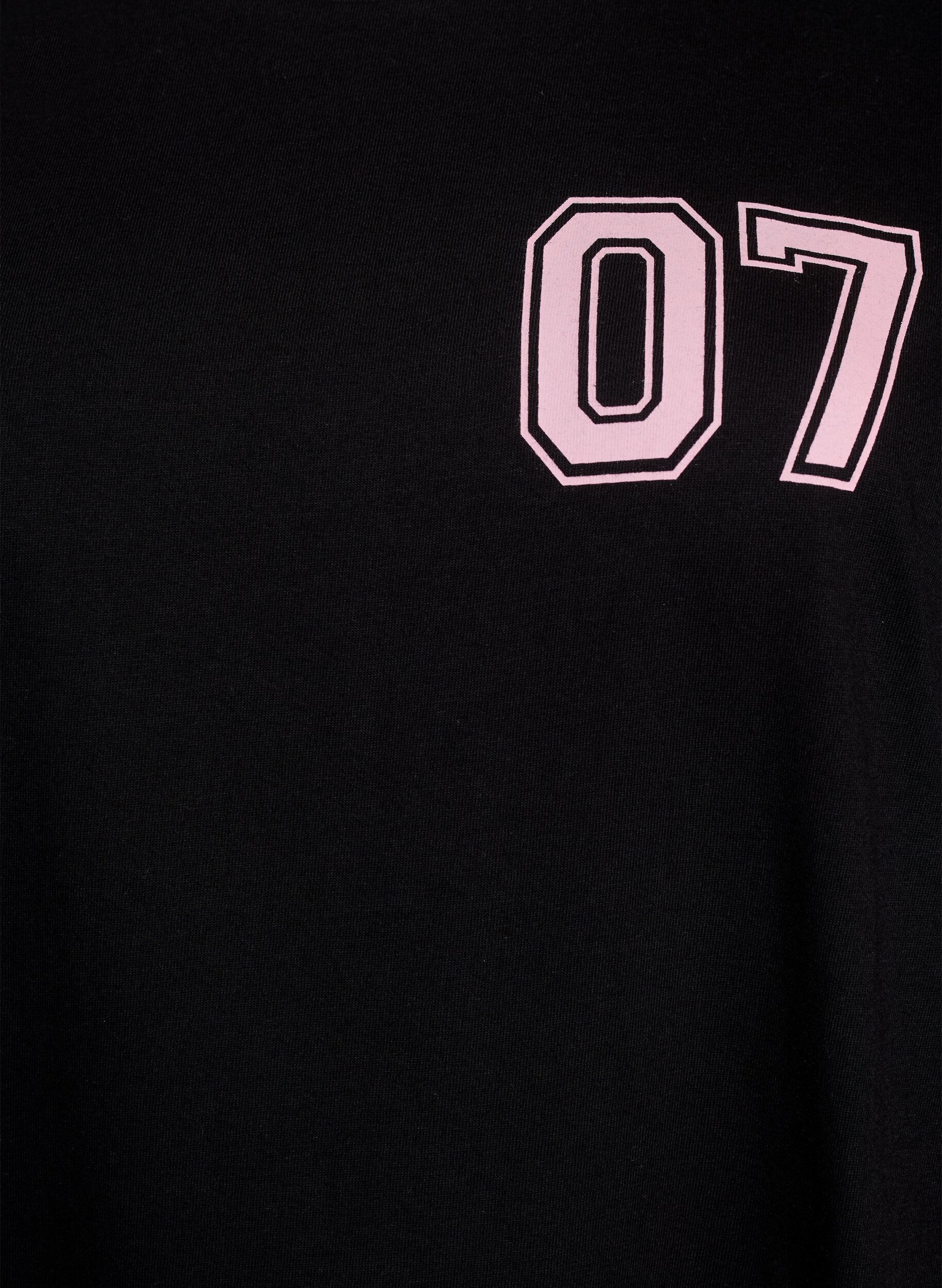 Zizzi Kr&oacute;tka sukienka koszulkowa ze sportowymi detalami, Czarne, Packshot image number 2