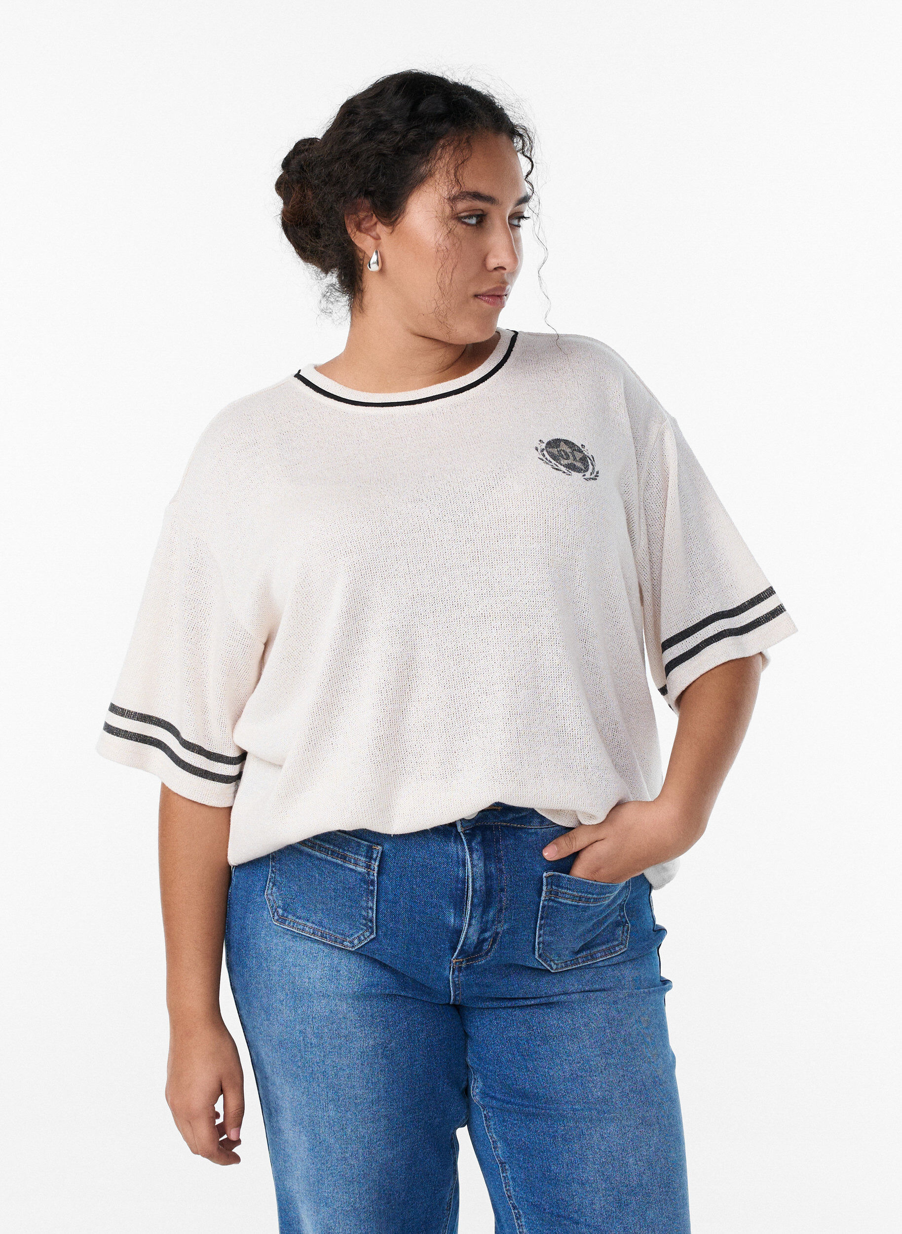 Bluzka z kr&oacute;tkim rekawem i kontrastowymi paskami, Beżowy, Model