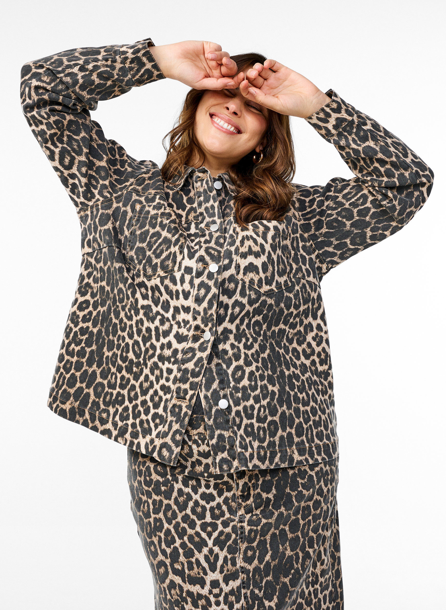 Zizzi Kurtka jeansowa z nadrukiem w panterke i kieszeniami na piersi, Brązowy, Image image number 0