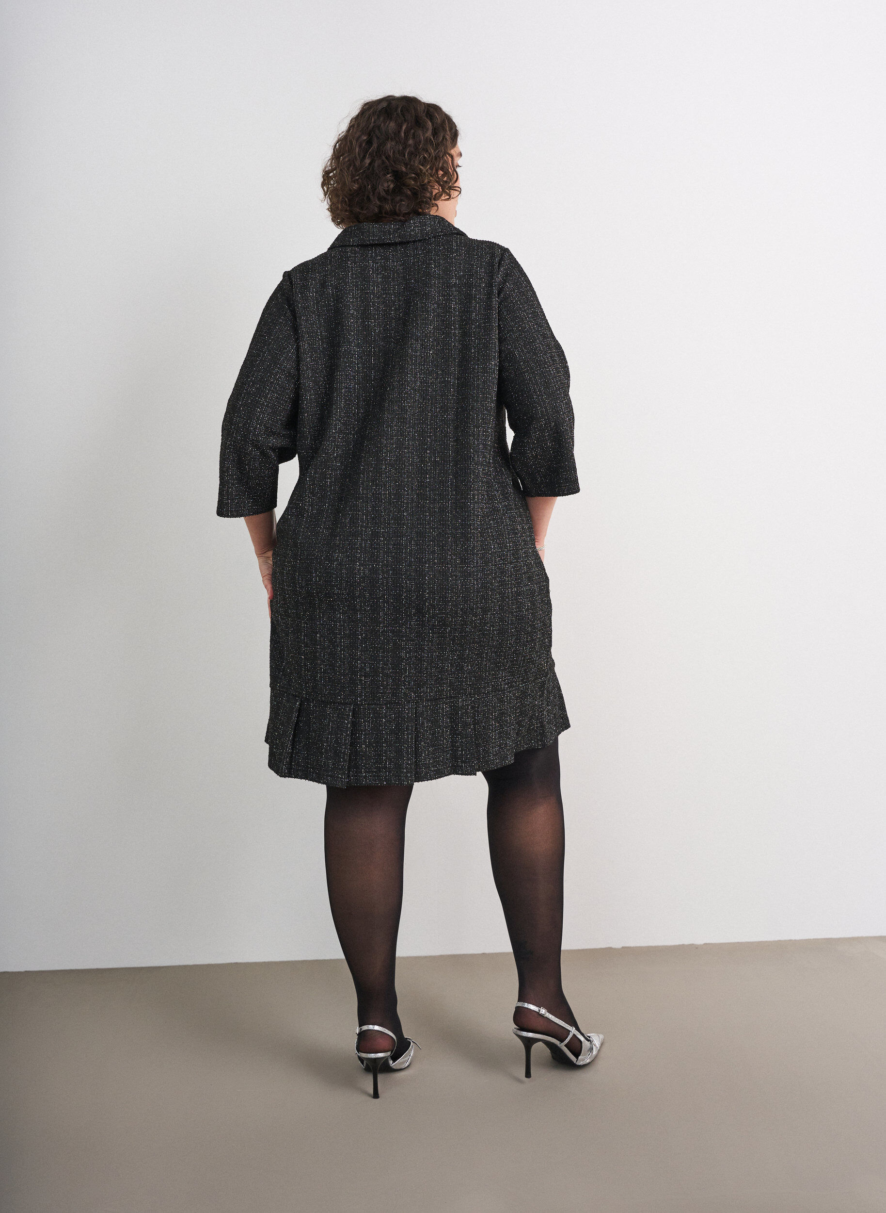 ZizziKr&oacute;tka sukienka z bukli z ozdobnymi guzikami, Czarne, Model image number 2