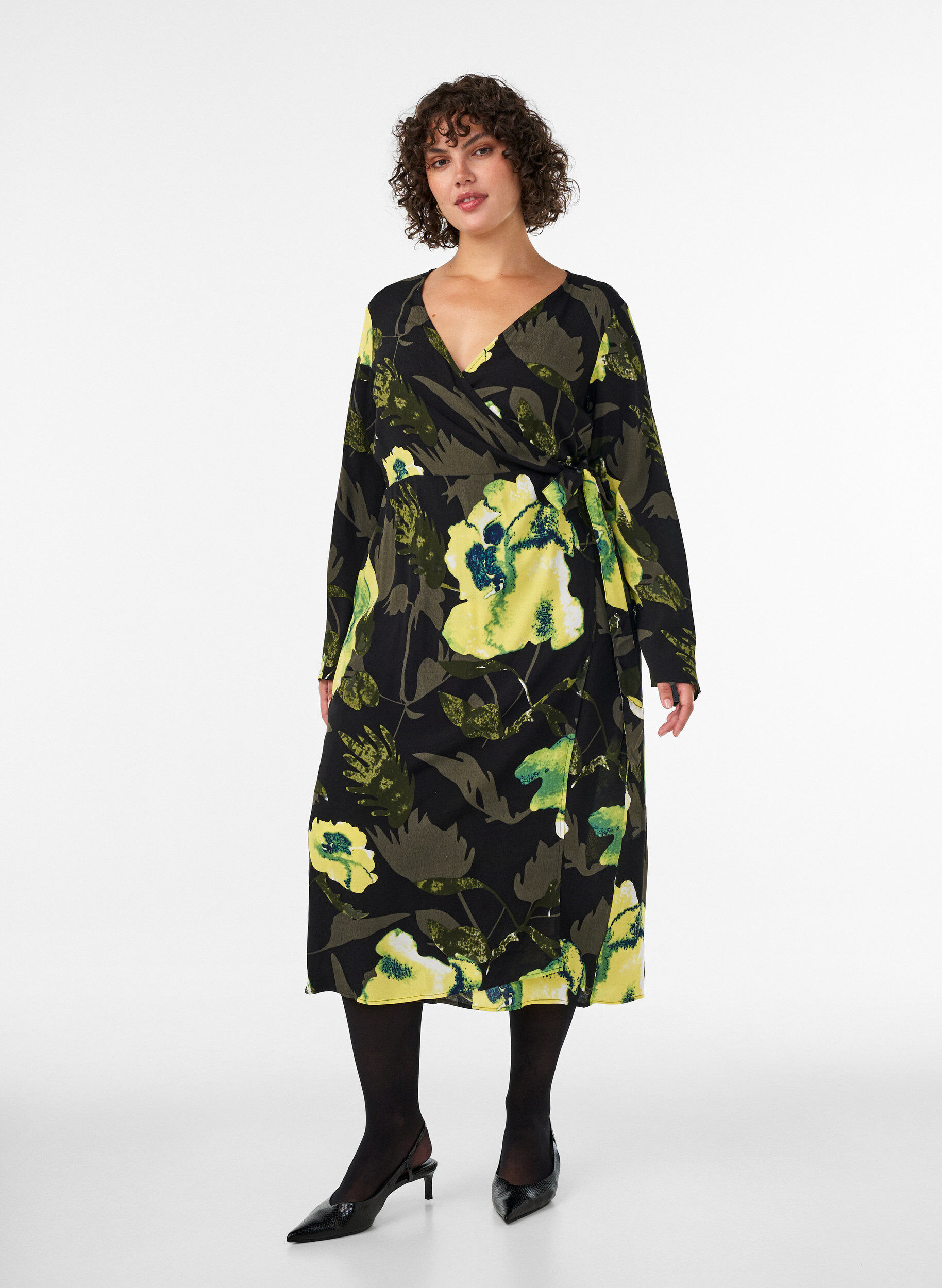 ZizziSukienka w kwiaty w stylu wrap wykonana z wiskozy z paskiem do wiazania, Czarne, Model image number 0