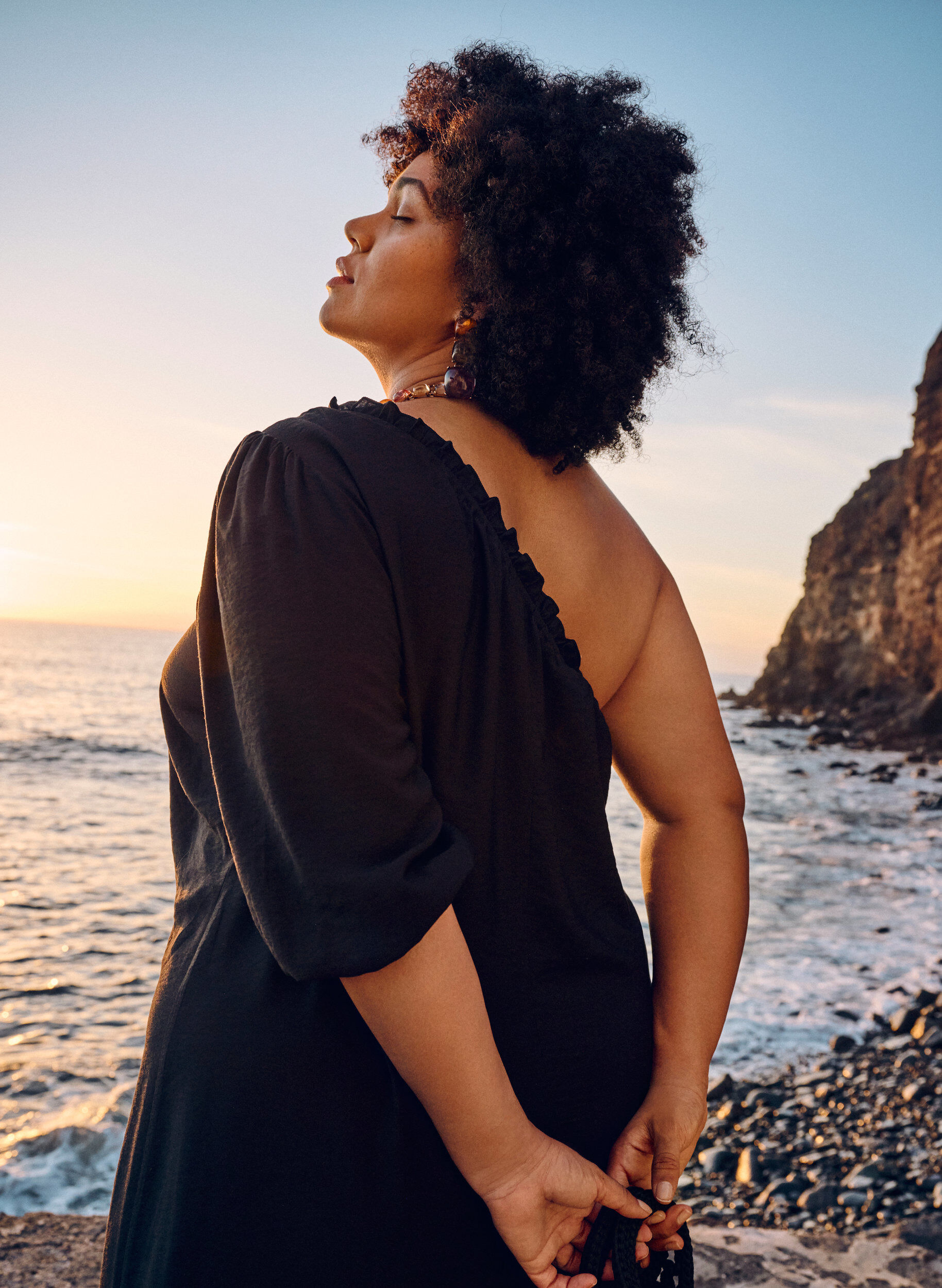 Zizzi Sukienka na jedno ramie z wiskozy, Czarne, Image image number 1