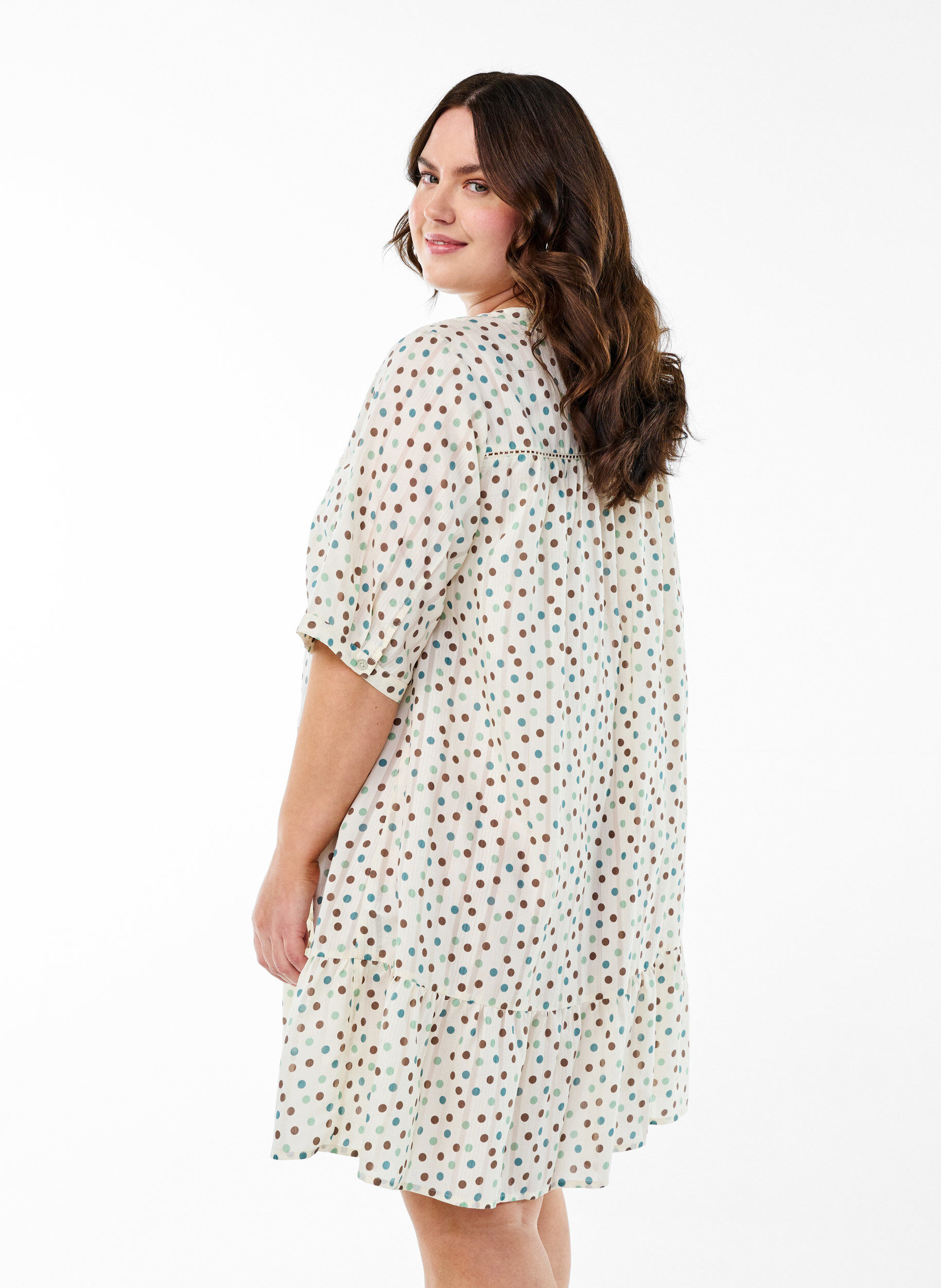 Zizzi Kr&oacute;tka wiskozowa sukienka o trapezowym kroju wykonczona koronka, Biały, Model image number 2