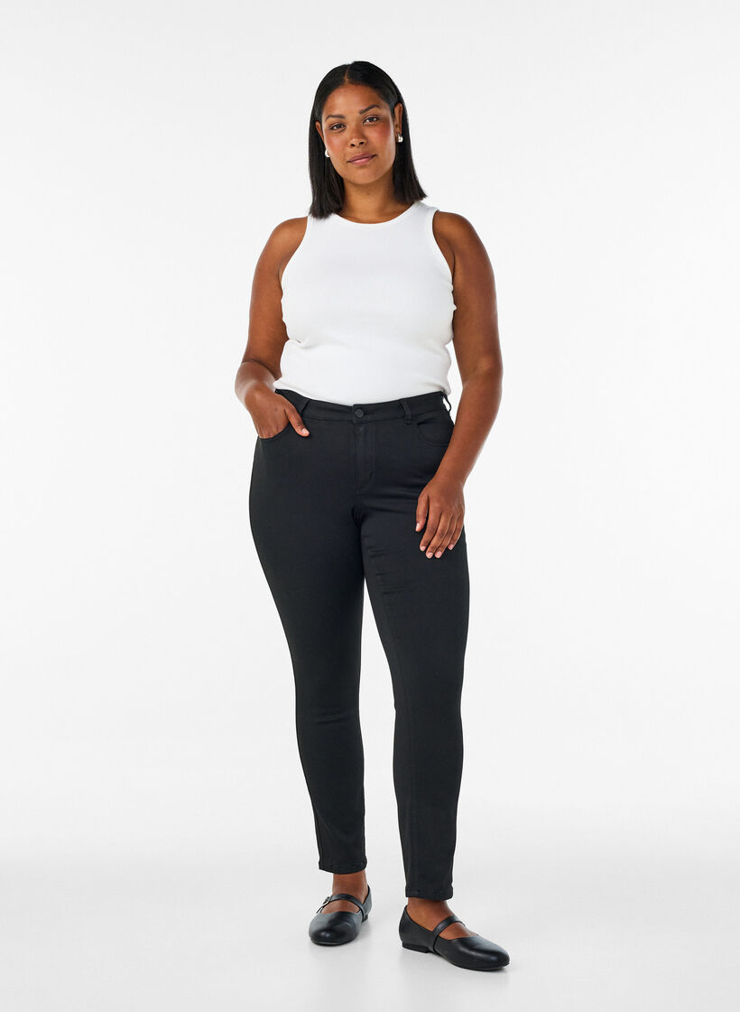 Jeansy Emily Stay Black z normalna talia, Czarne, Model image number 0