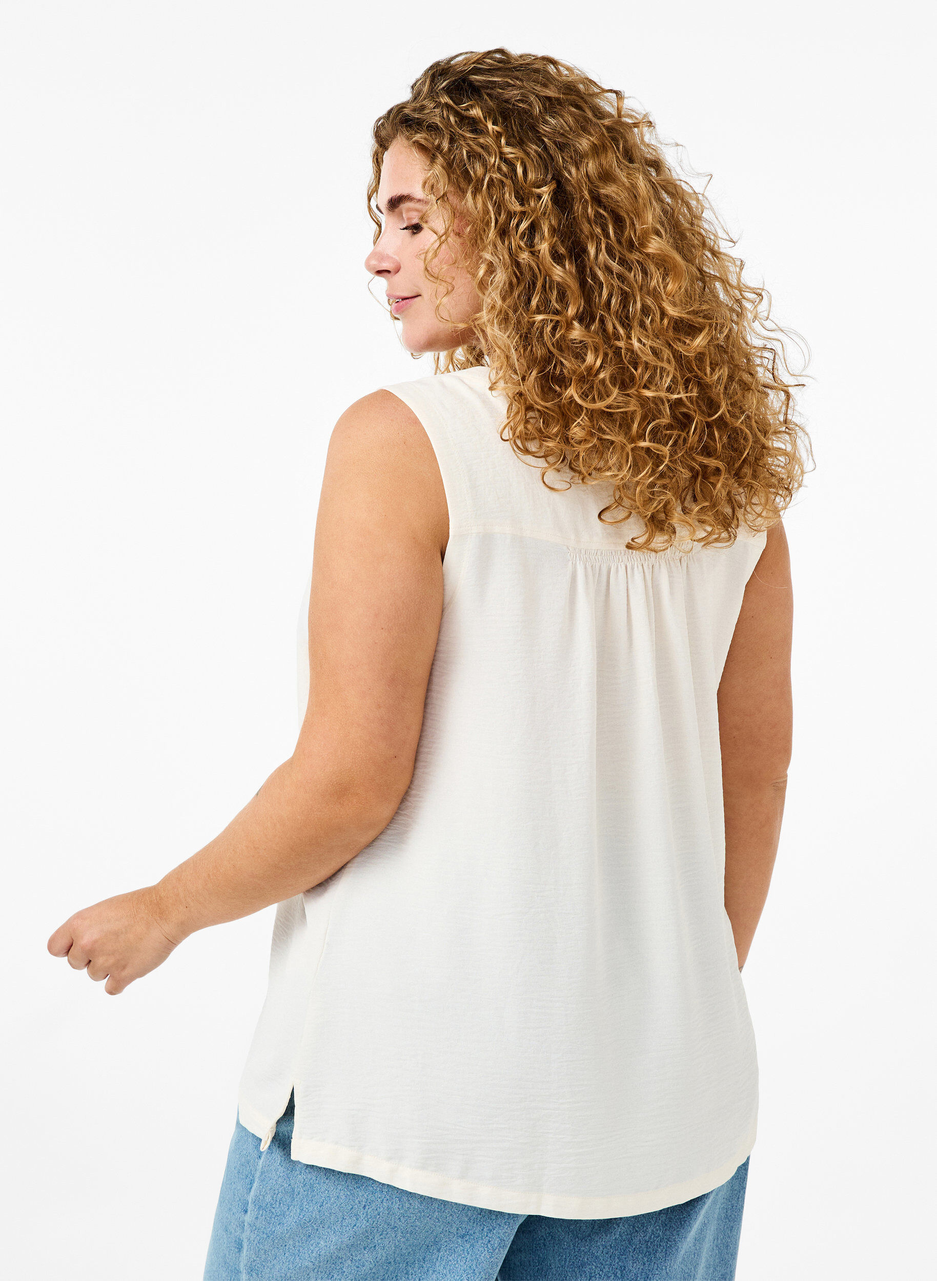 Zizzi Top bez rekaw&oacute;w z marszczeniami, Biały, Model image number 2
