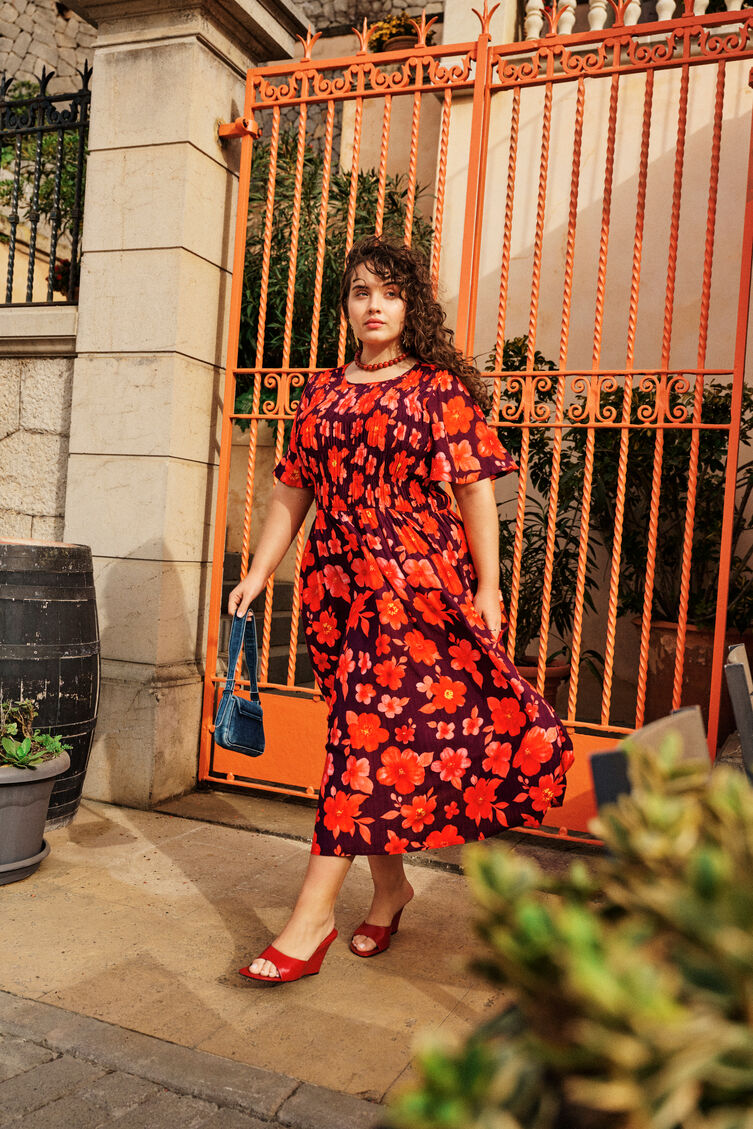 Kwiatowa elegancja w czerwieni, , Model