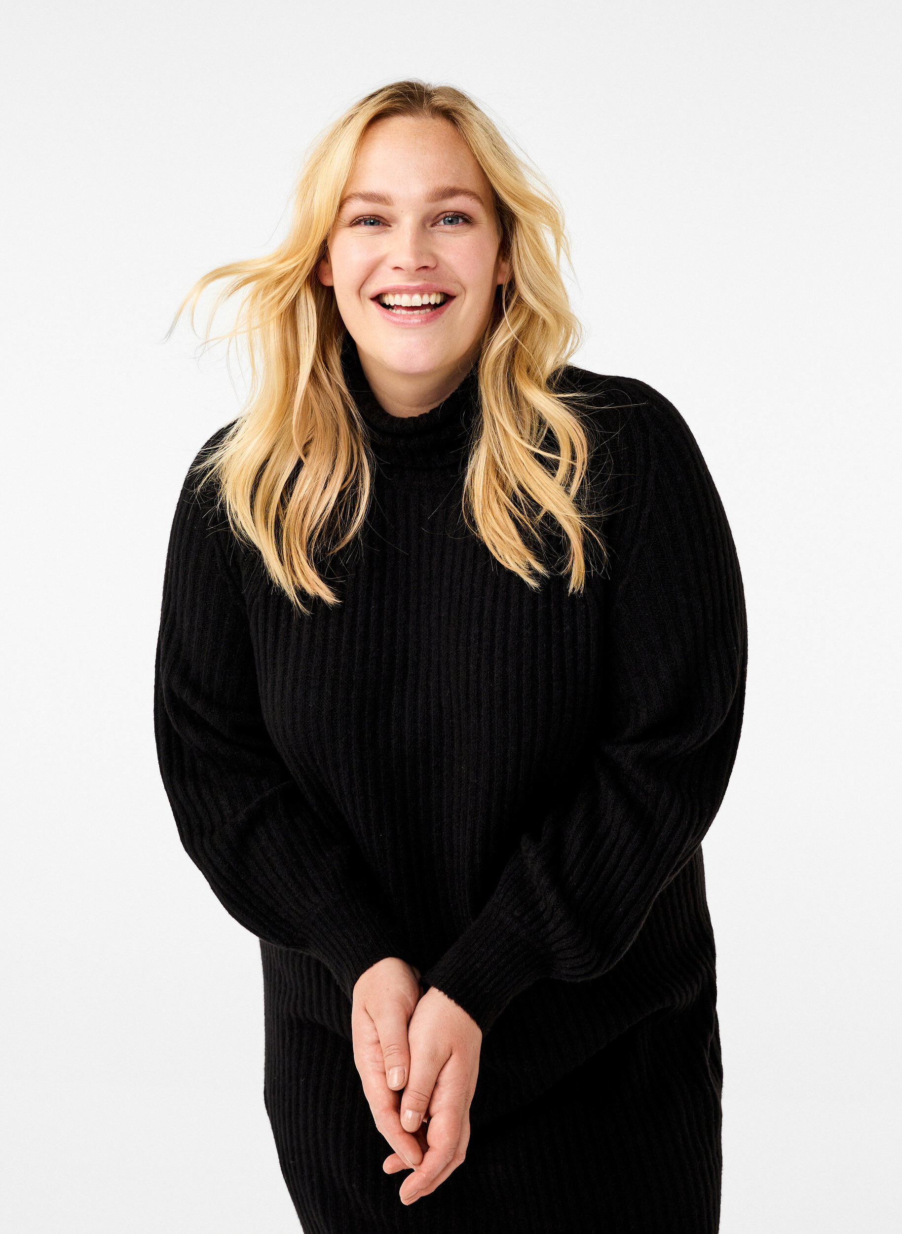 Zizzi Dluga dzianinowa sukienka z golfem, Black, Model image number 2