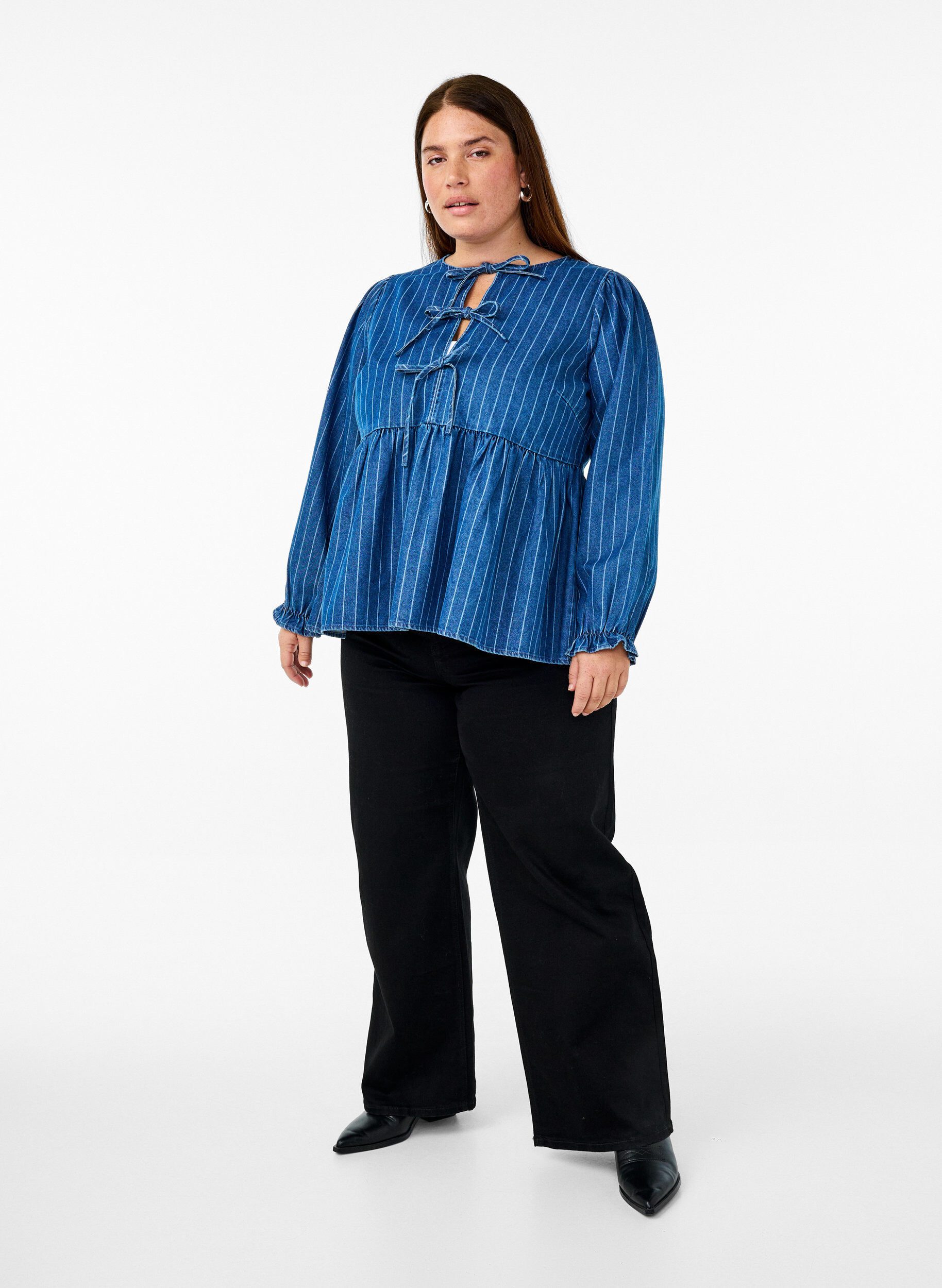Zizzi Dzinsowa bluzka w paski z wiazaniem z przodu, Niebieskie, Model image number 1