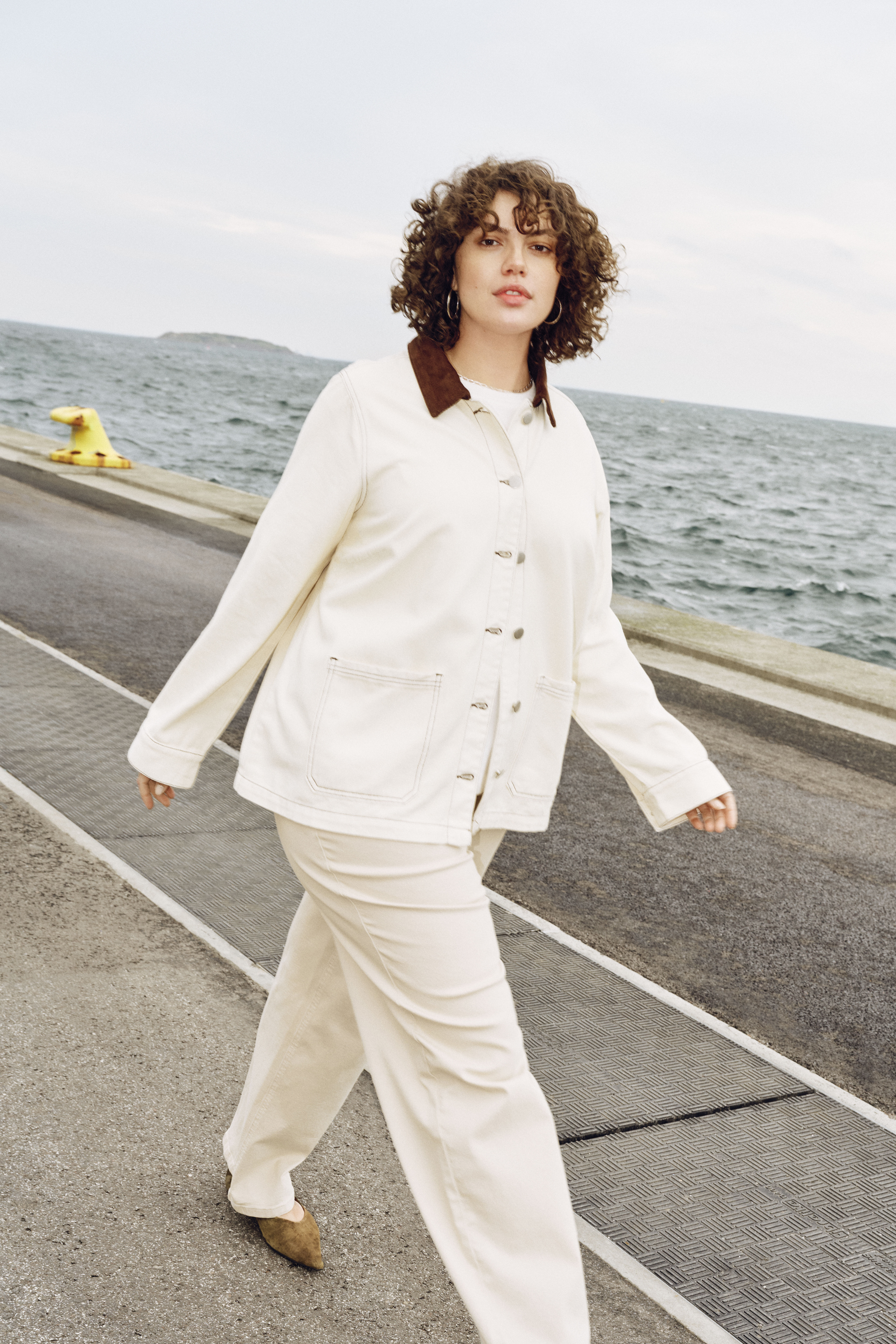 Kurtka z kolorowego denimu z kontrastowym kołnierzem, , Model