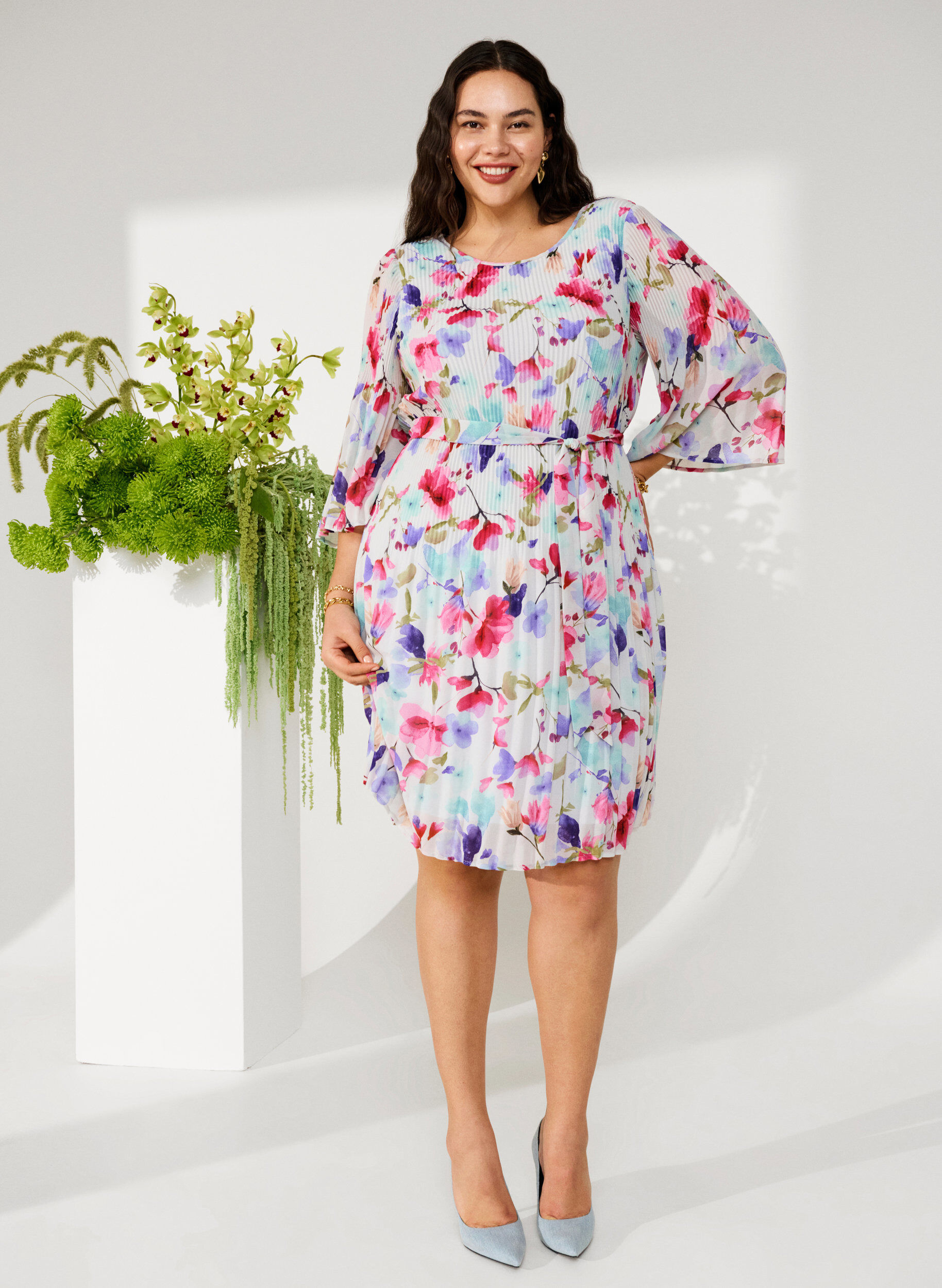 Zizzi Wzorzysta plisowana sukienka z wiazaniem w pasie, White/MultiFlowerAOP, Image image number 0