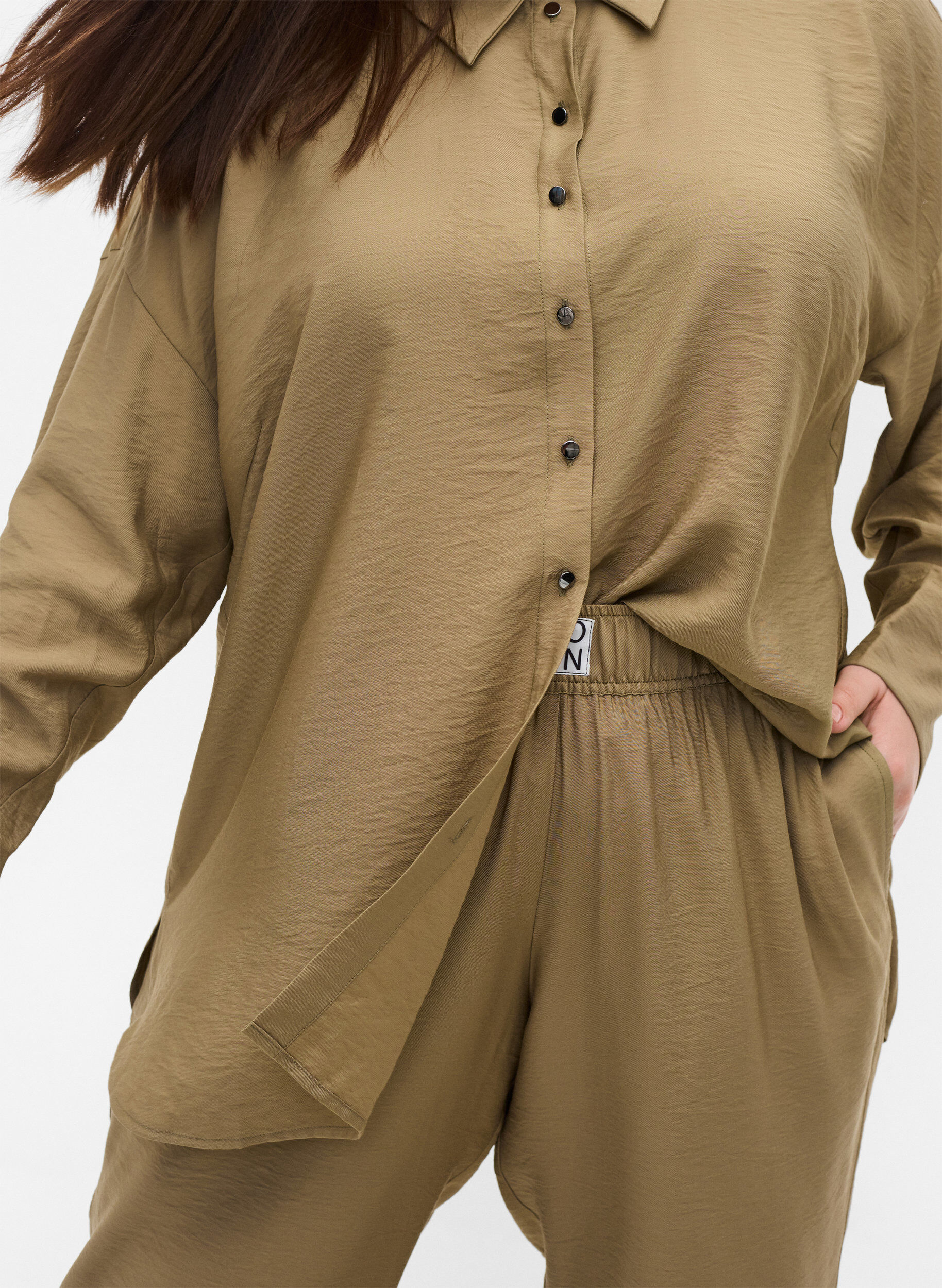 Zizzi Loose viscose trousers with elastic borders and pockets, Timber Wolf, Model image number 2