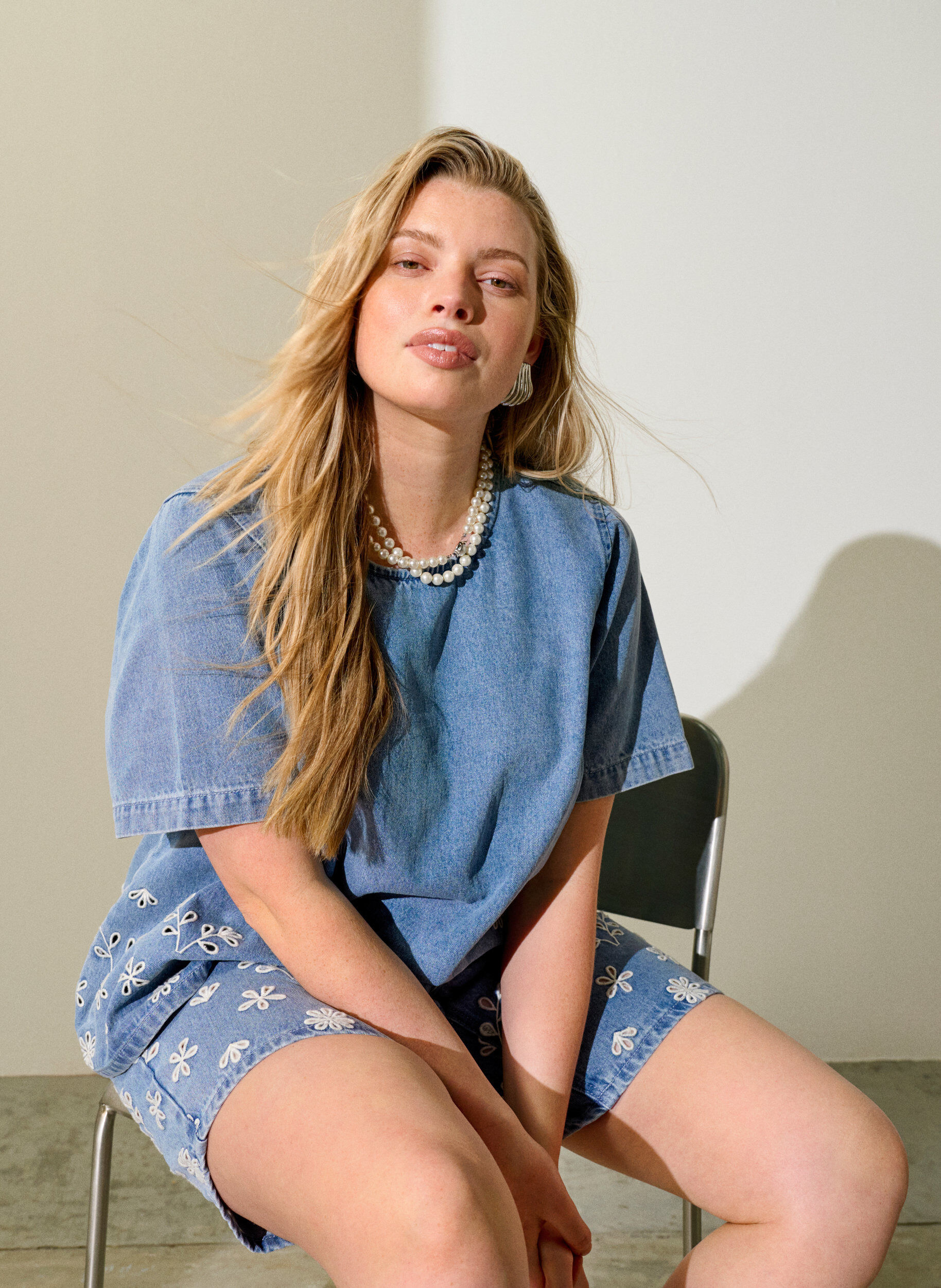 Zizzi Bluzka z kr&oacute;tkim rekawem z denimu z haftami broderie anglaise, Niebieskie, Image image number 0