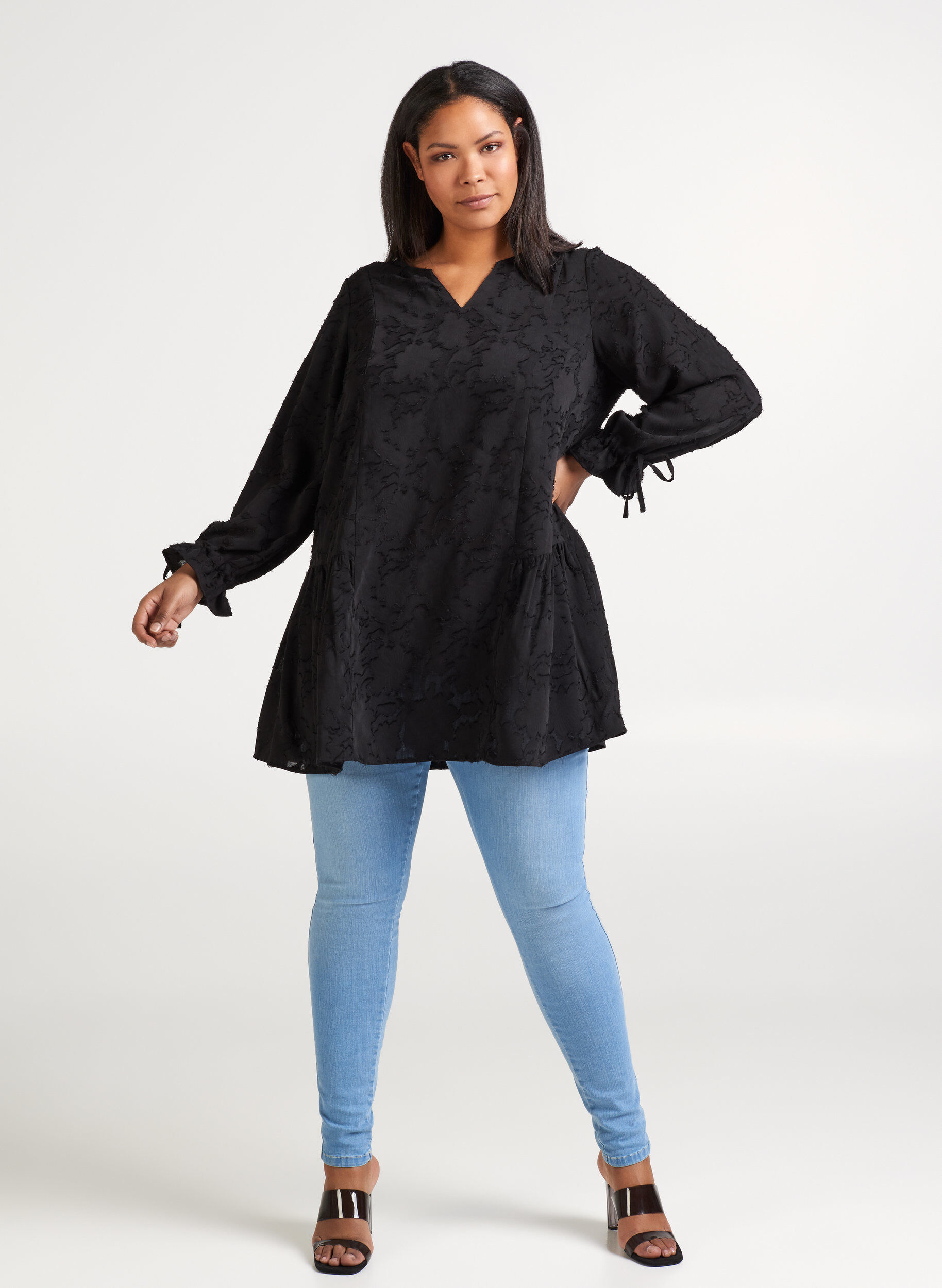 Zizzi Loose V-neck tunic, Black, Model image number 2