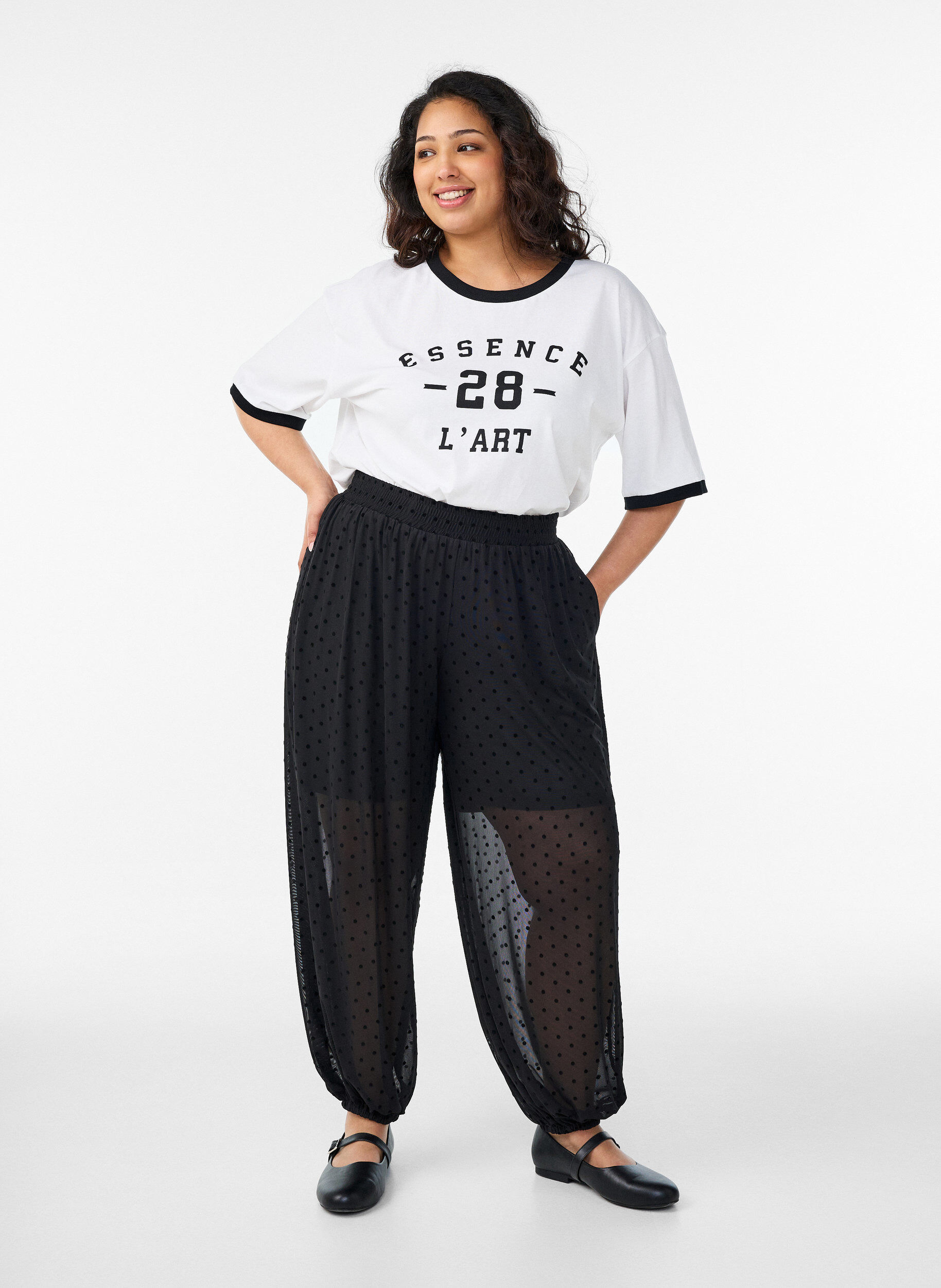 Spodnie balonowe z siatki z kropeczkami, Czarne, Model