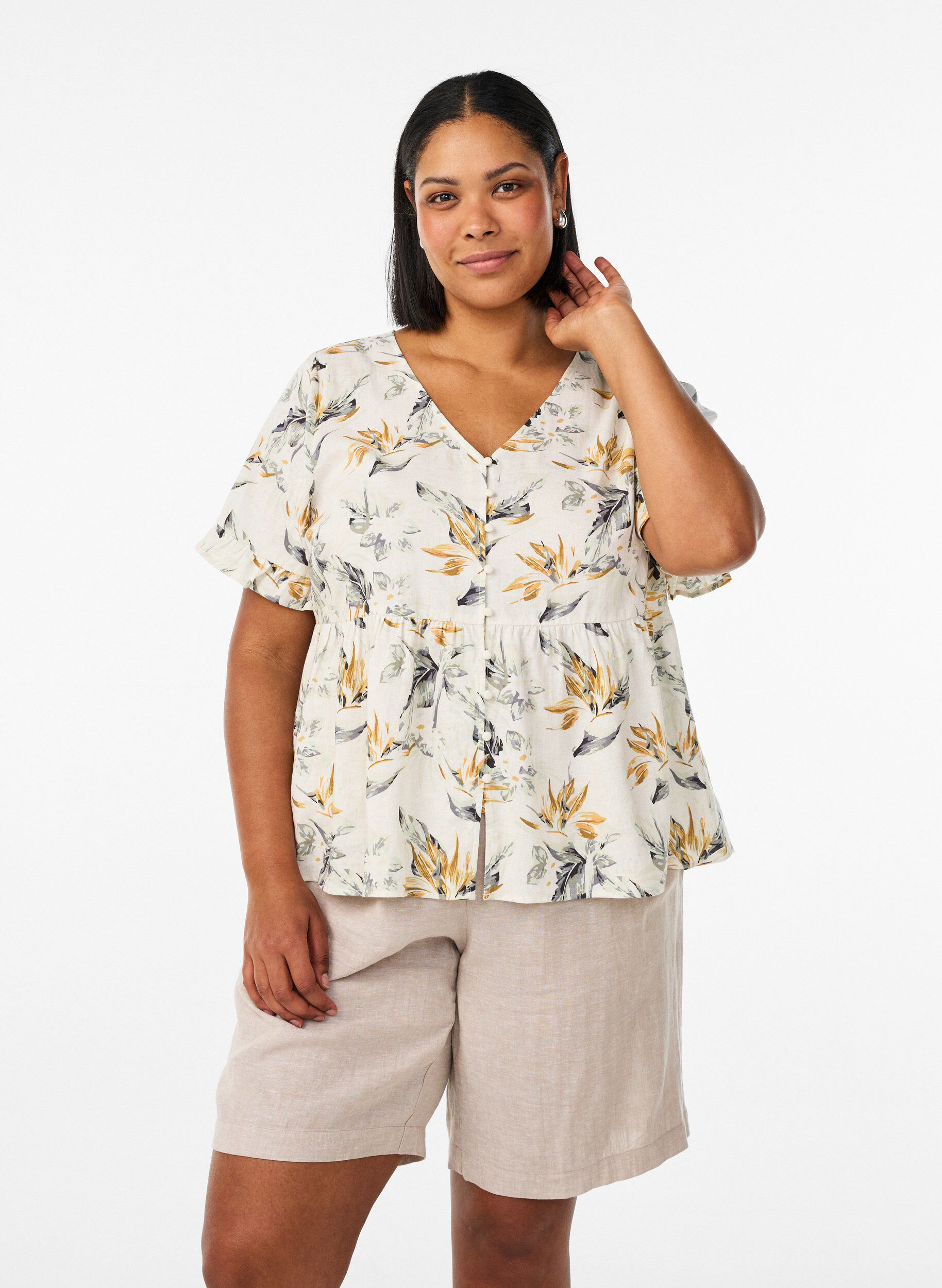 Szorty z lnu i wiskozy z wysokim stanem, Beżowy, Model