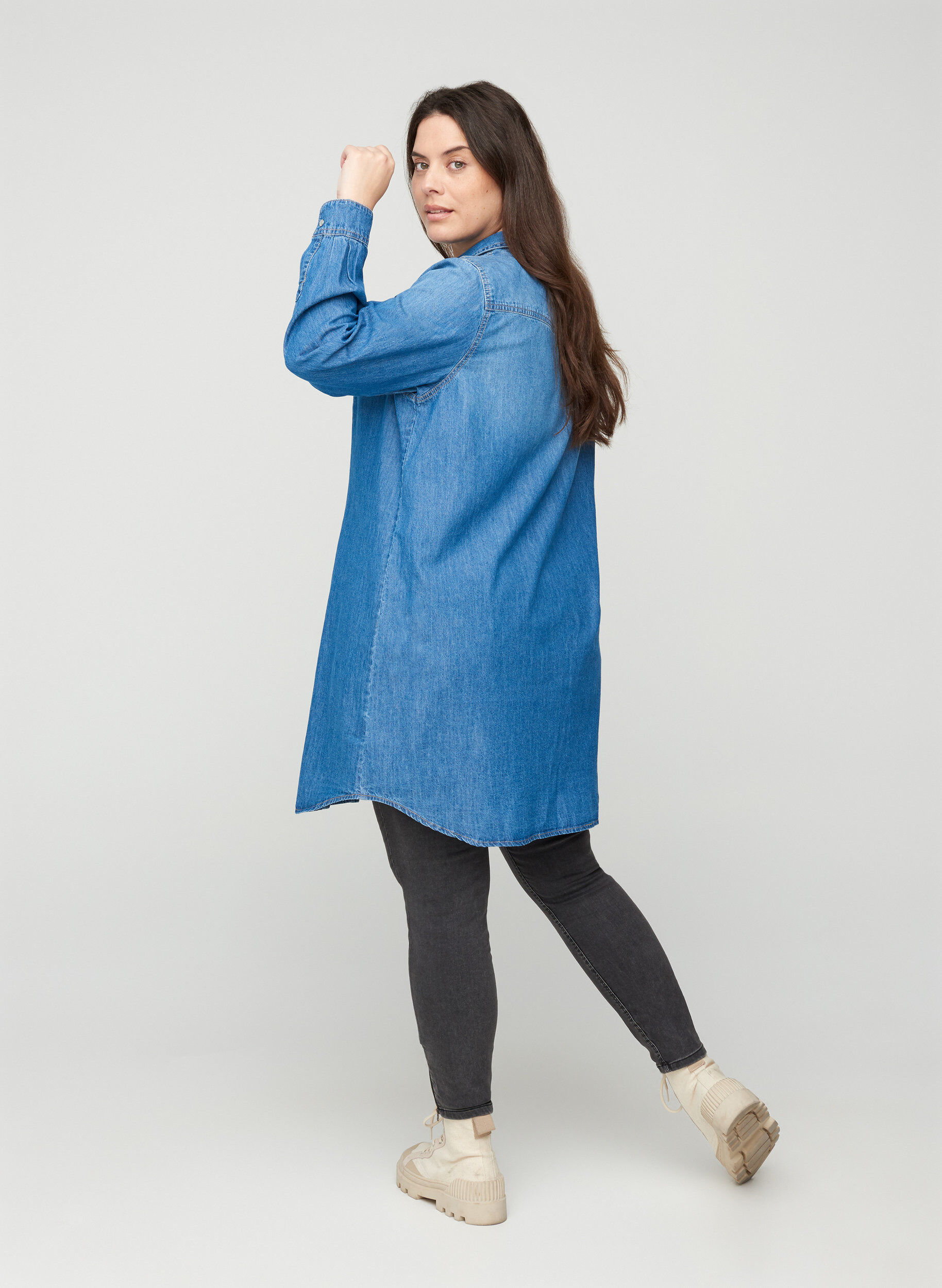 Zizzi Long denim shirt in cotton, Blue denim, Model image number 1
