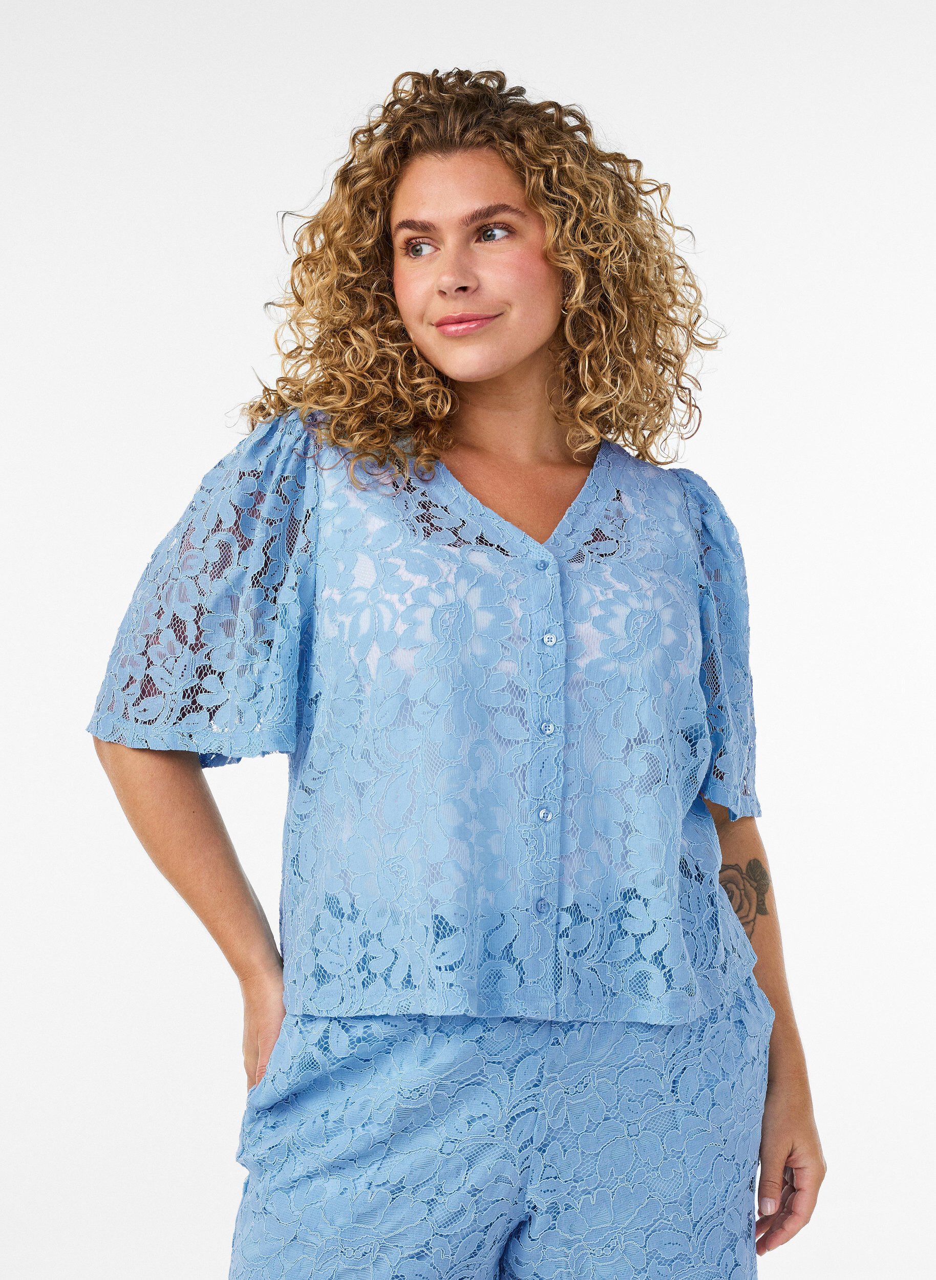 Koronkowe szorty z wysoka talia i kieszeniami, Niebieskie, Model