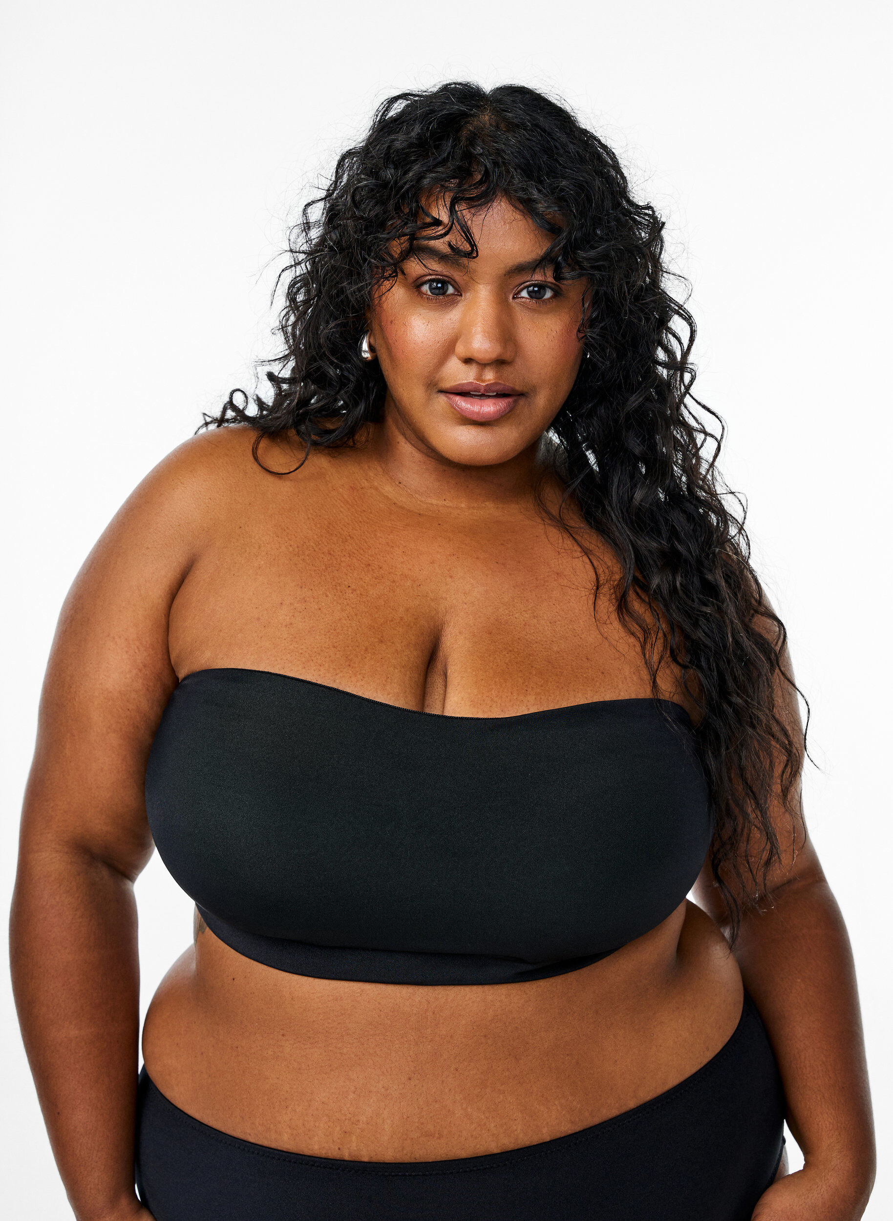 G&oacute;ra od bikini typu bandeau w jednolitym kolorze, Czarne, Model