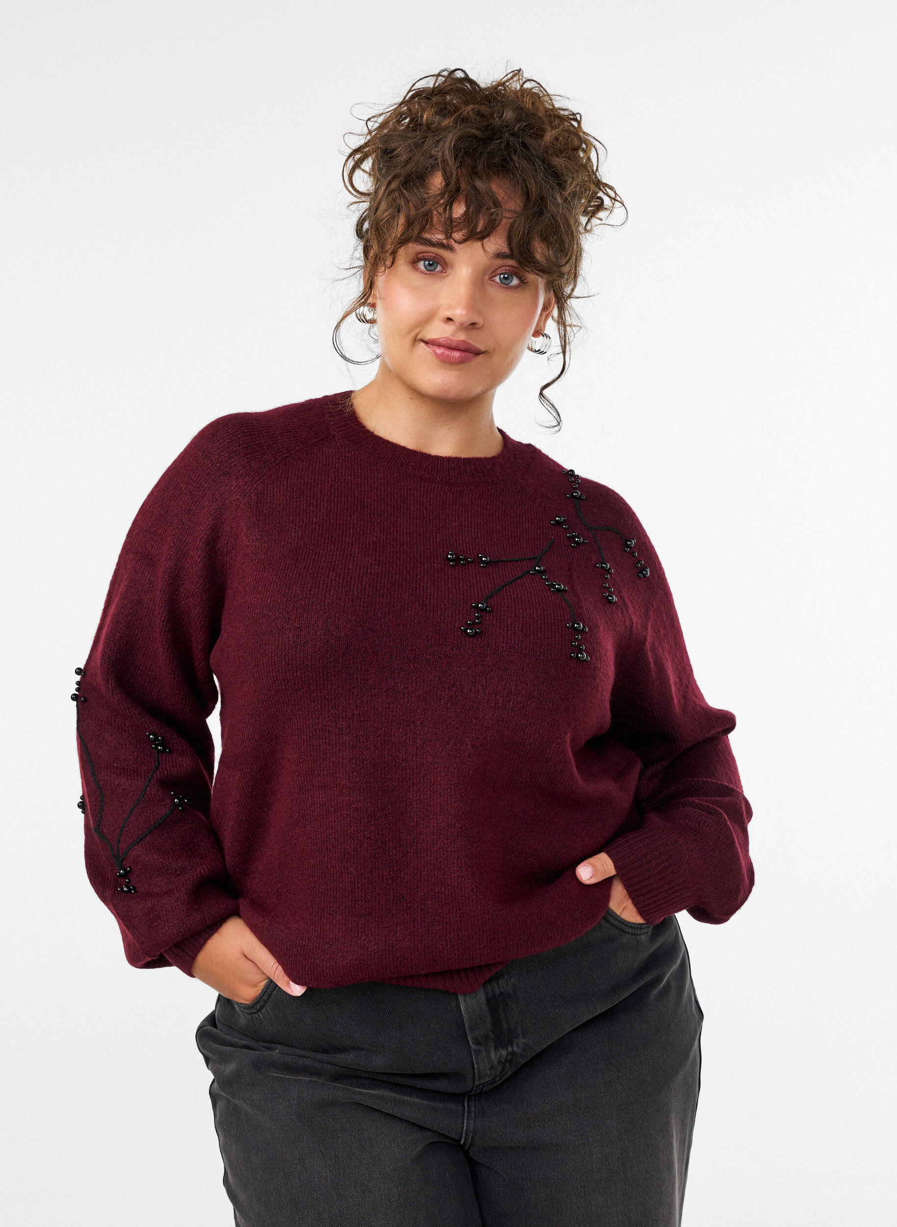 Sweter z haftem z perelek, Czerwony, Model