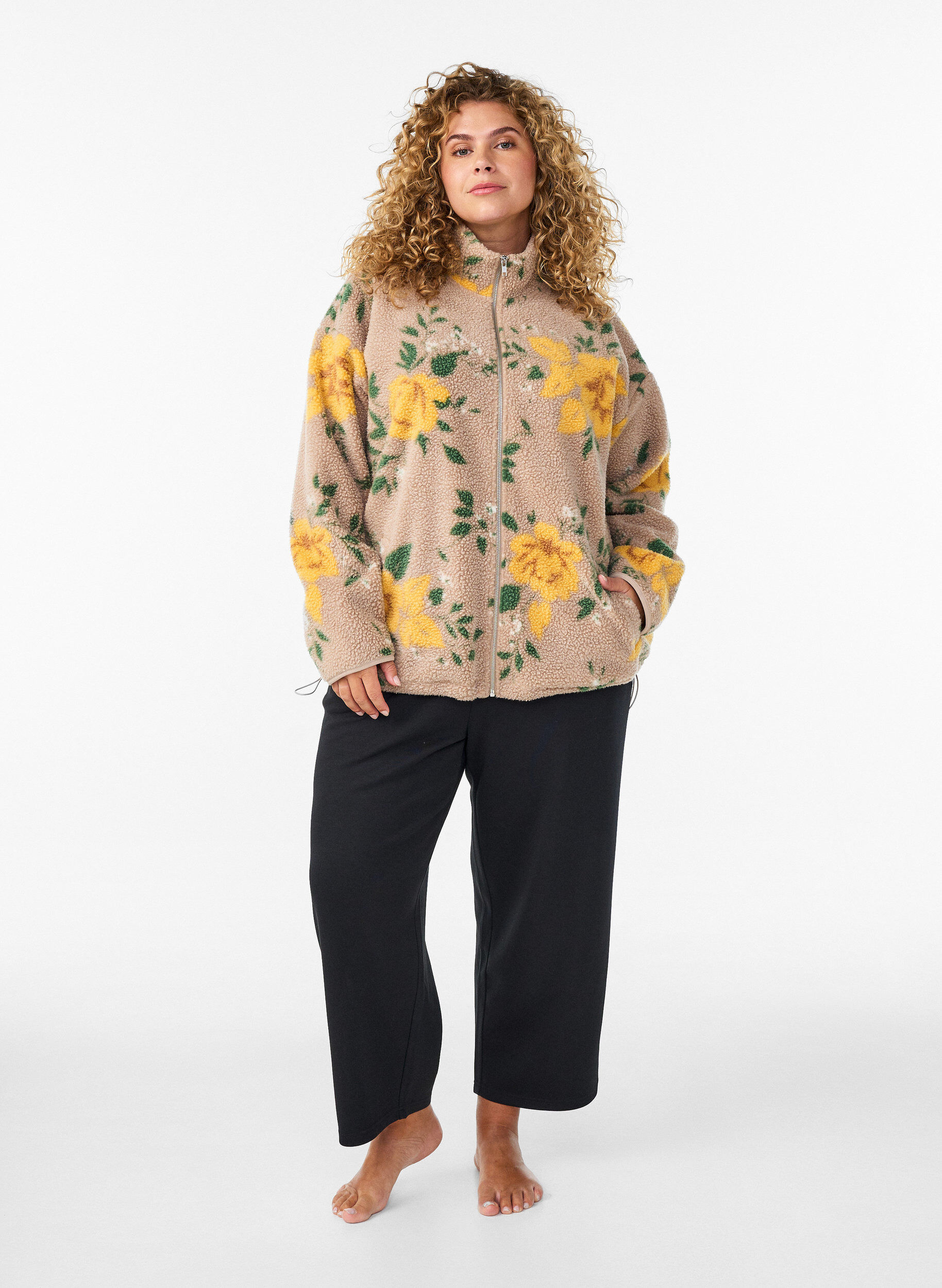 ZizziKurtka polarowa z kwiatowym wzorem, wysokim kolnierzem i zamkiem blyskawicznym, Beżowy, Model image number 1