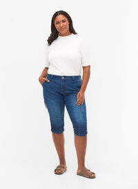 Waskie jeansy capri z kieszeniami, Dark blue denim, Model