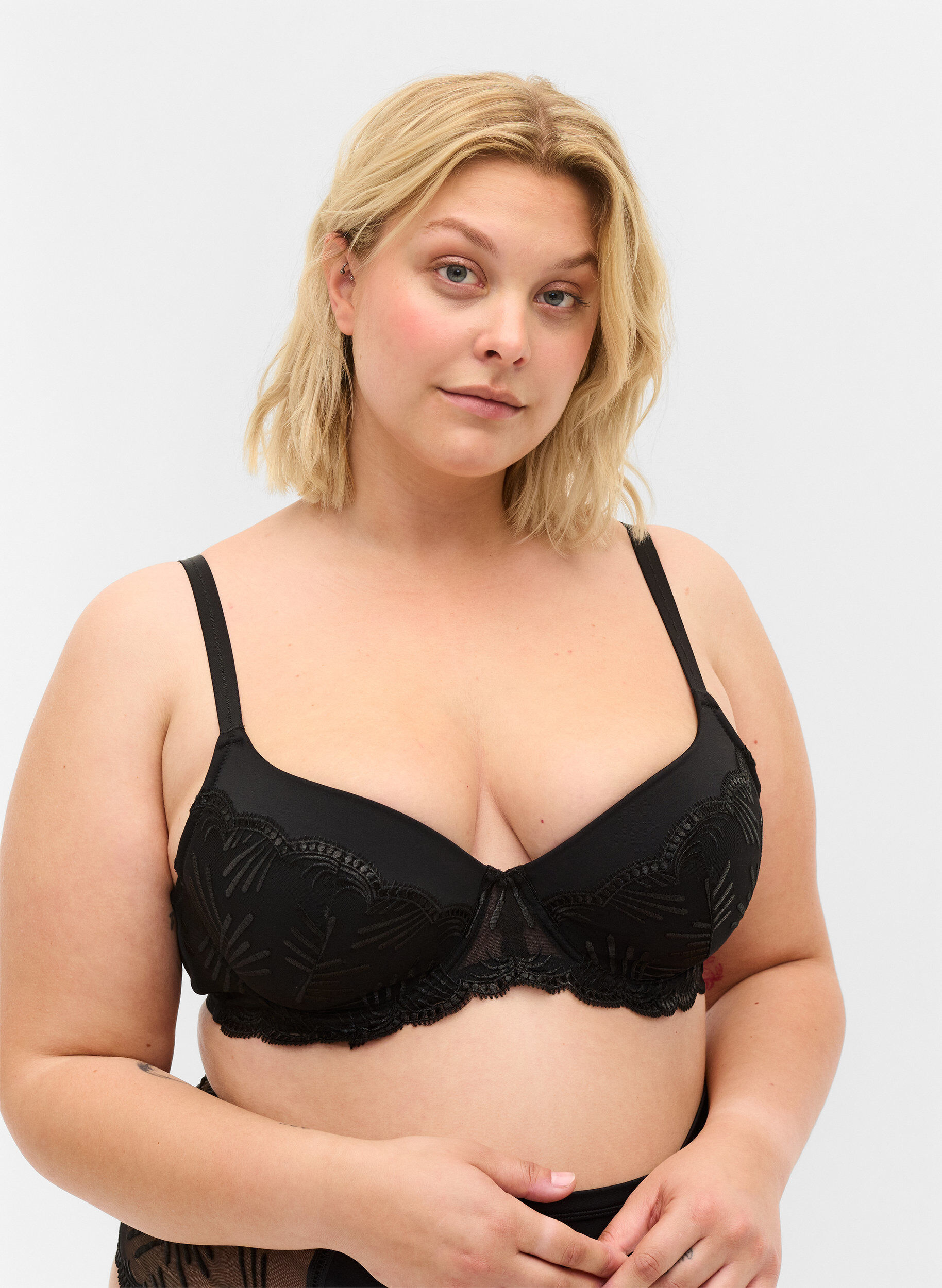 Zizzi Underwire bra with padding and lace, Black, Model image number 0