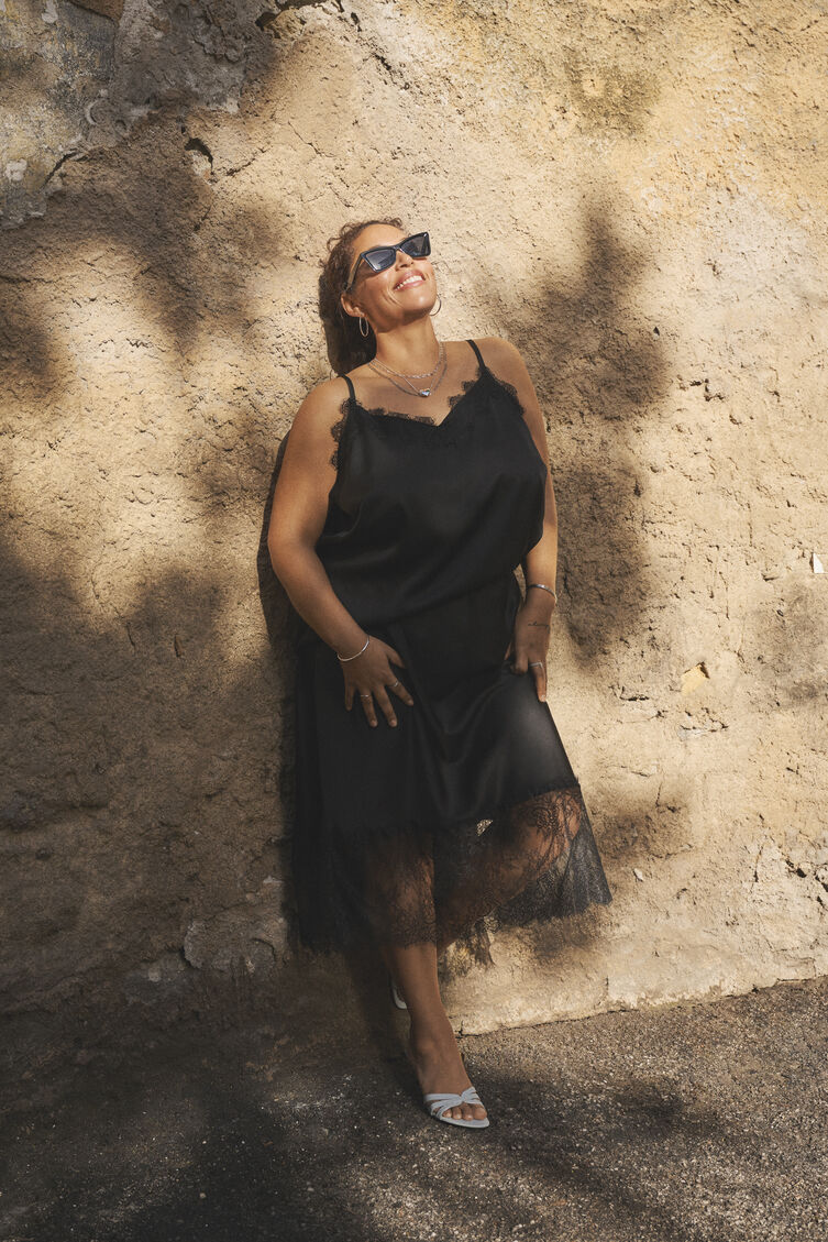 Satyna z koronkowymi wykończeniami, , Model