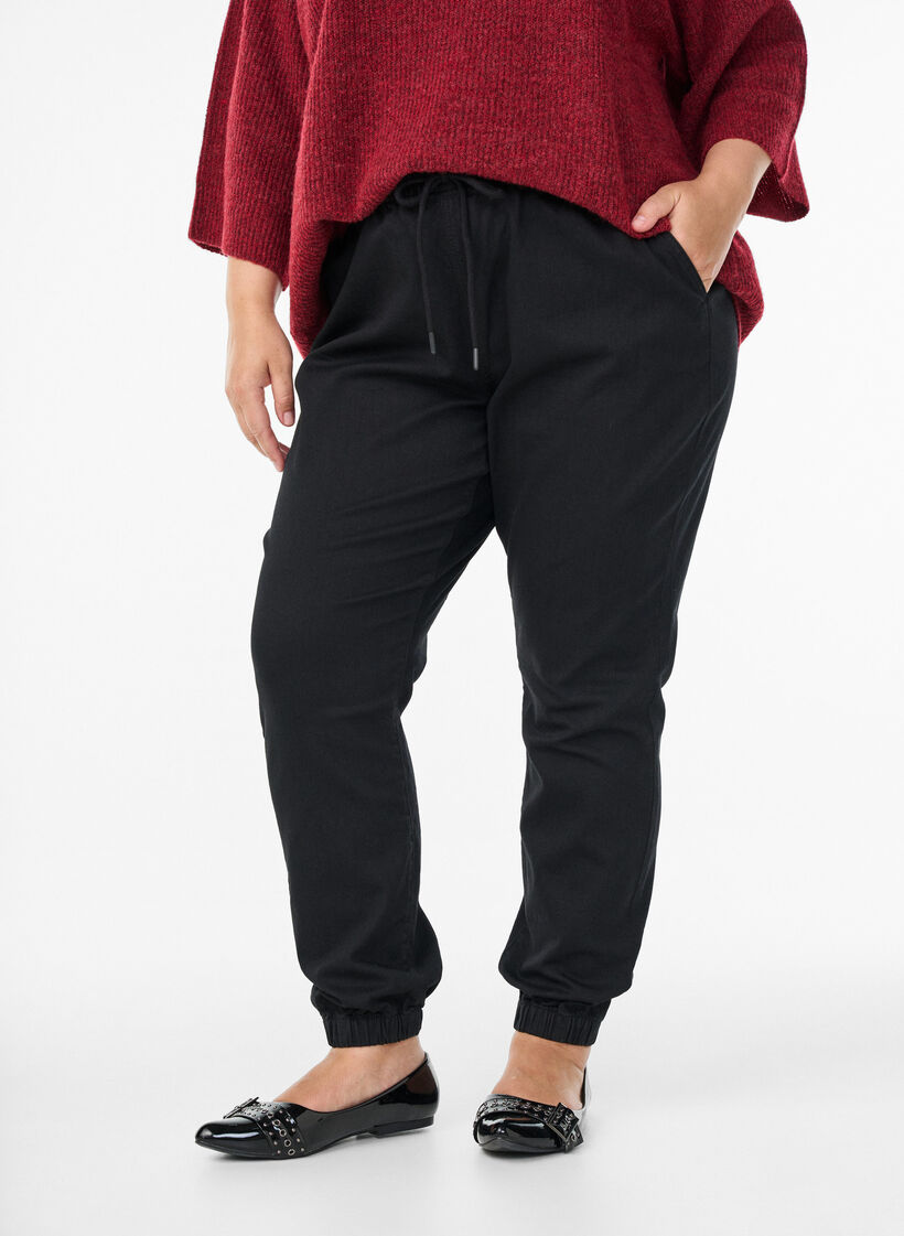 Jeansowe joggery z kieszeniami, Czarne, Model image number 2