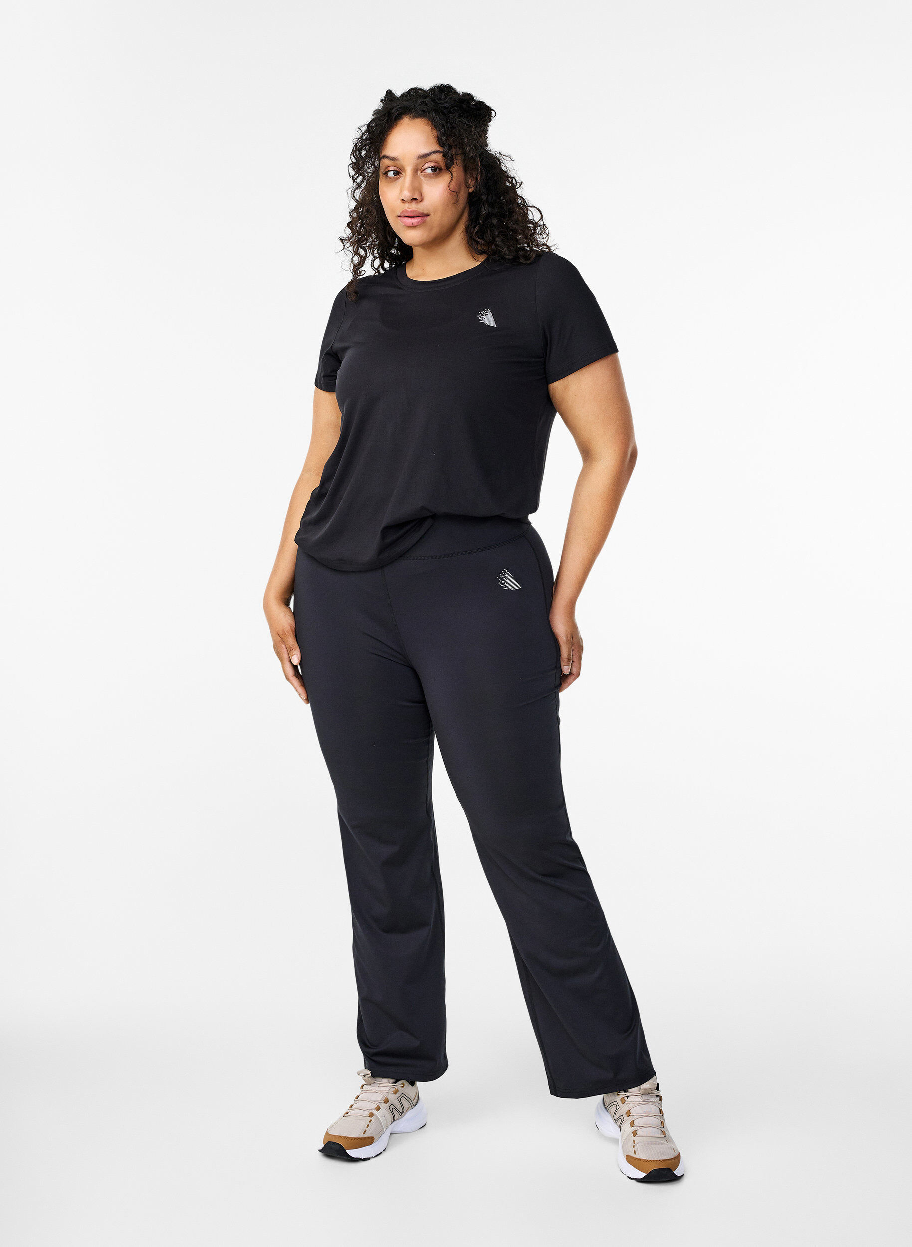 Zizzi T-shirt treningowy o&nbsp;dopasowanym kroju z&nbsp;okraglym dekoltem, Black, Model image number 2