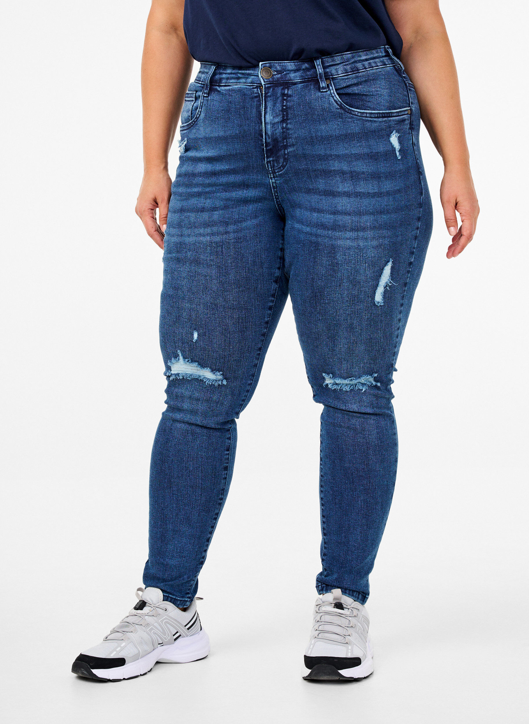 Zizzi Bardzo waskie jeansy Amy z&nbsp;przetarciami, Blue Denim, Model image number 2