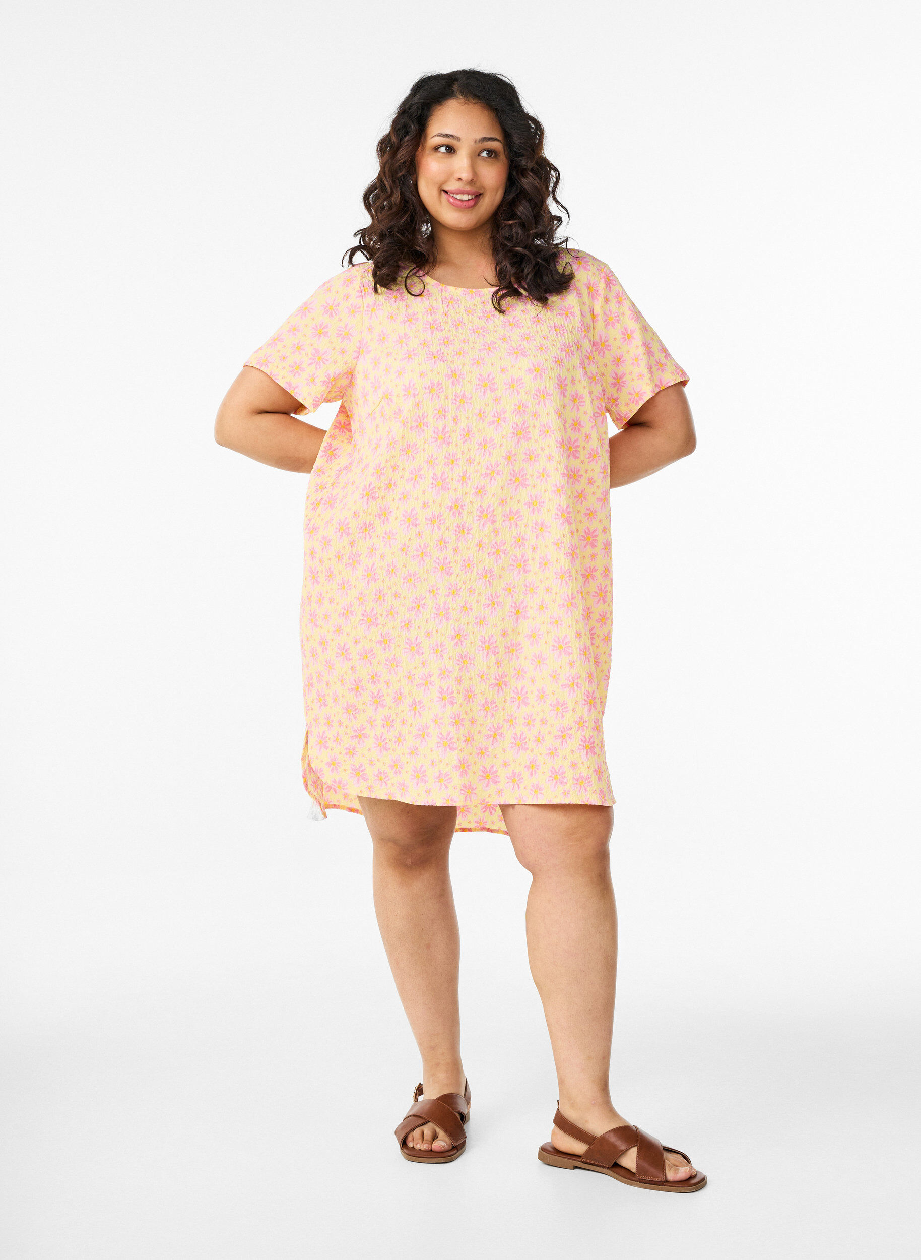 ZizziKr&oacute;tka sukienka o marszczonej fakturze z kr&oacute;tkimi rekawami, Ż&oacute;łty, Model image number 1