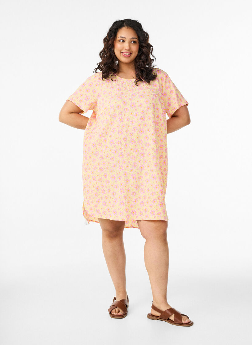 Kr&oacute;tka sukienka o marszczonej fakturze z kr&oacute;tkimi rekawami, Ż&oacute;łty, Model image number 1