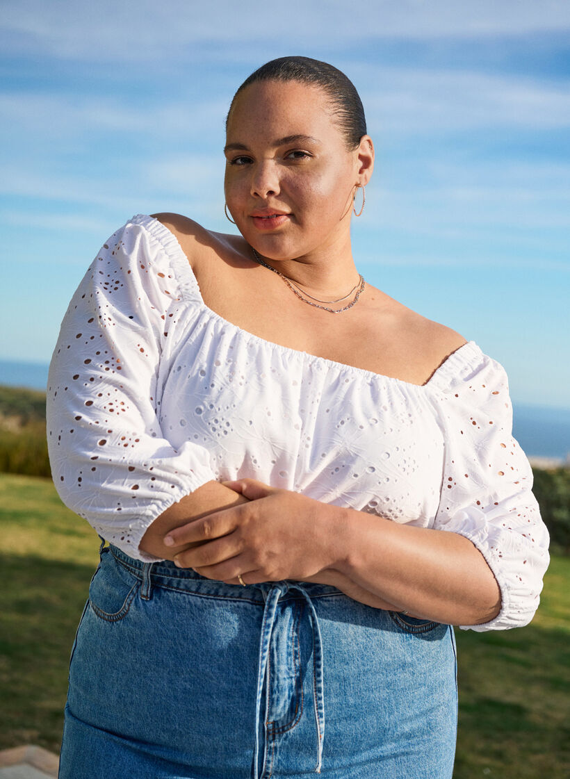 Bluzka z kr&oacute;tkimi bufiastymi rekawami i azurowym wzorem, Biały, Image image number 0